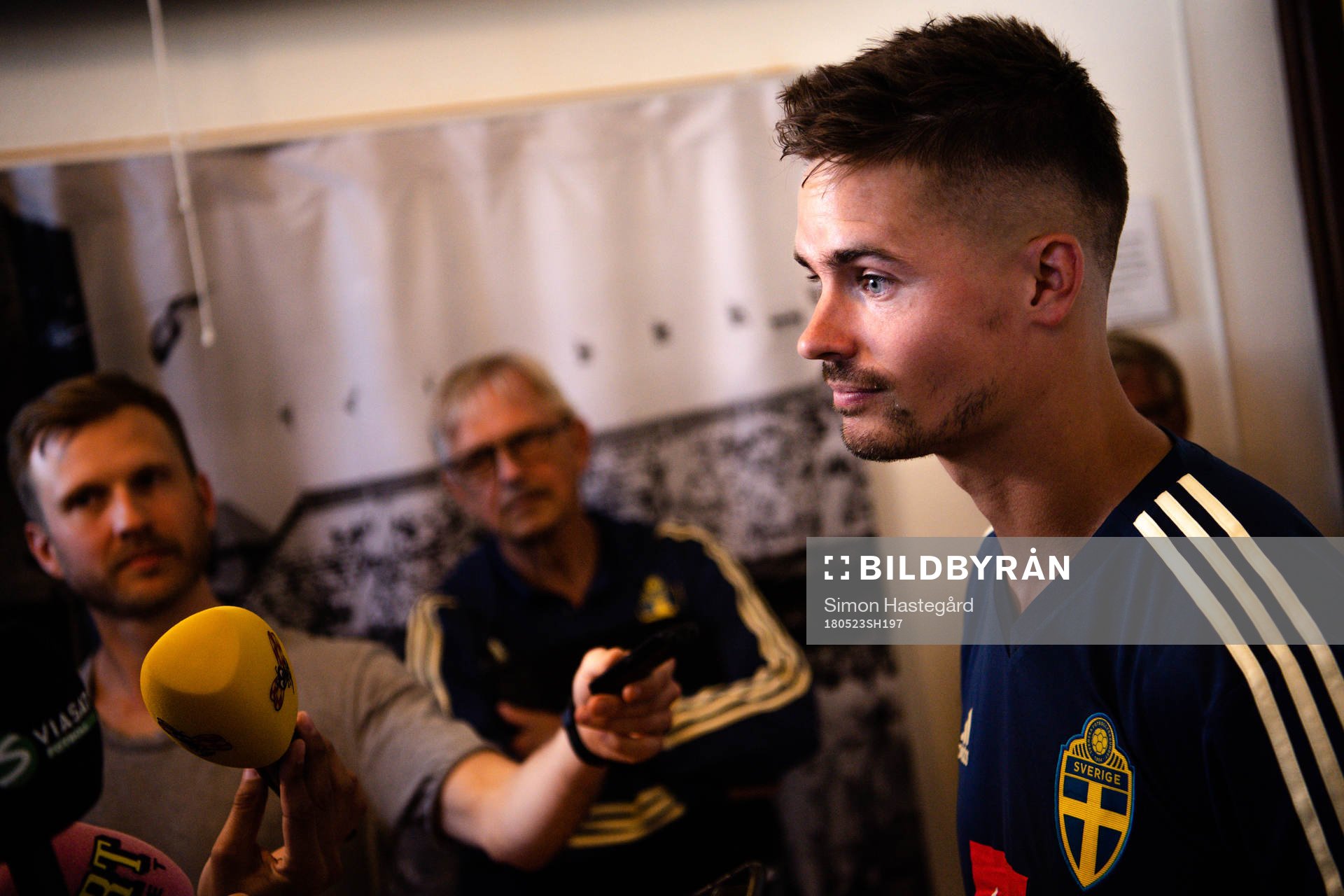 Mikael Lustig i mixed zone efter en träning med Sveriges fotbollslandslag den 23 maj 2018 i Stockholm.