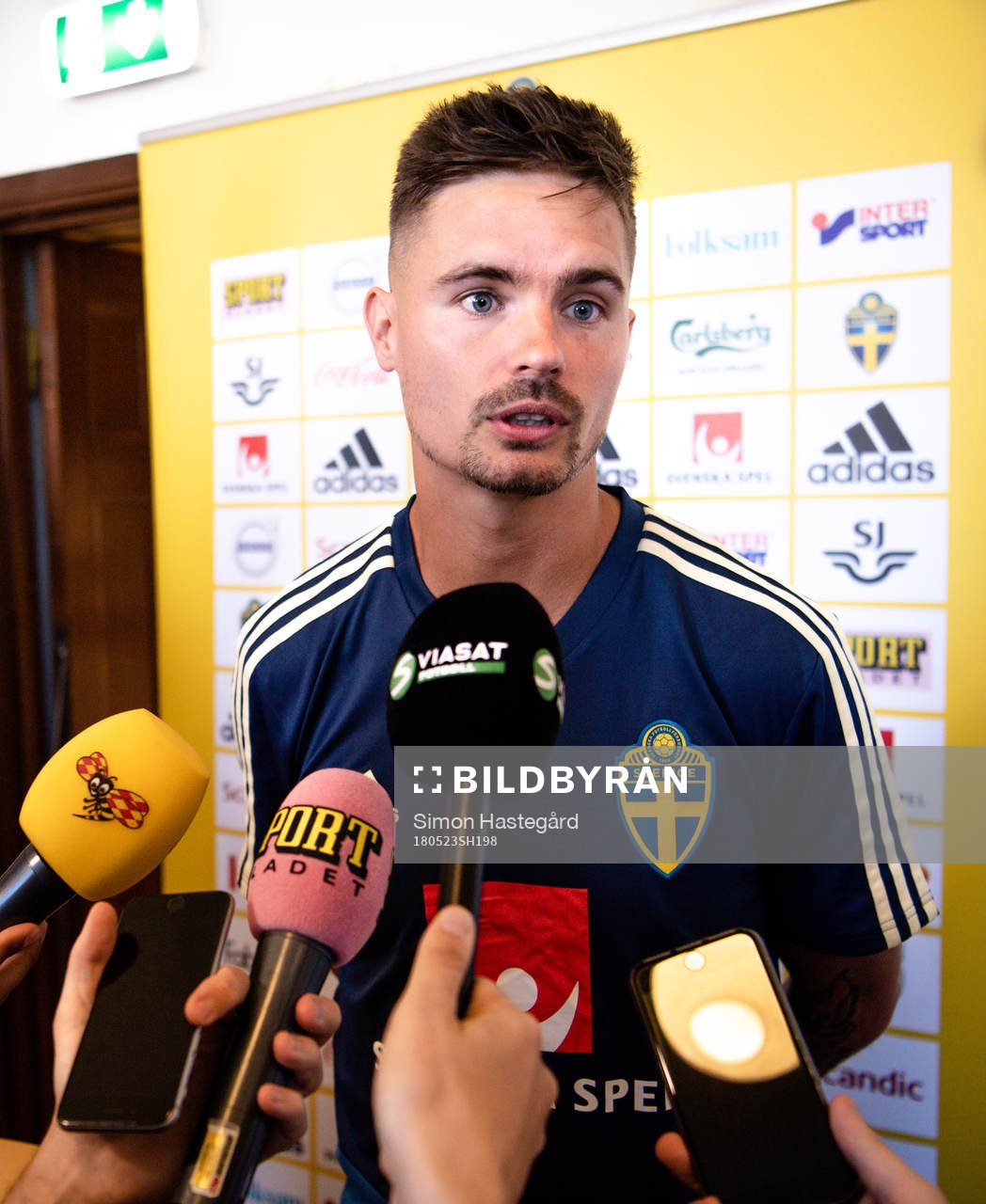 Mikael Lustig i mixed zone efter en träning med Sveriges fotbollslandslag den 23 maj 2018 i Stockholm.