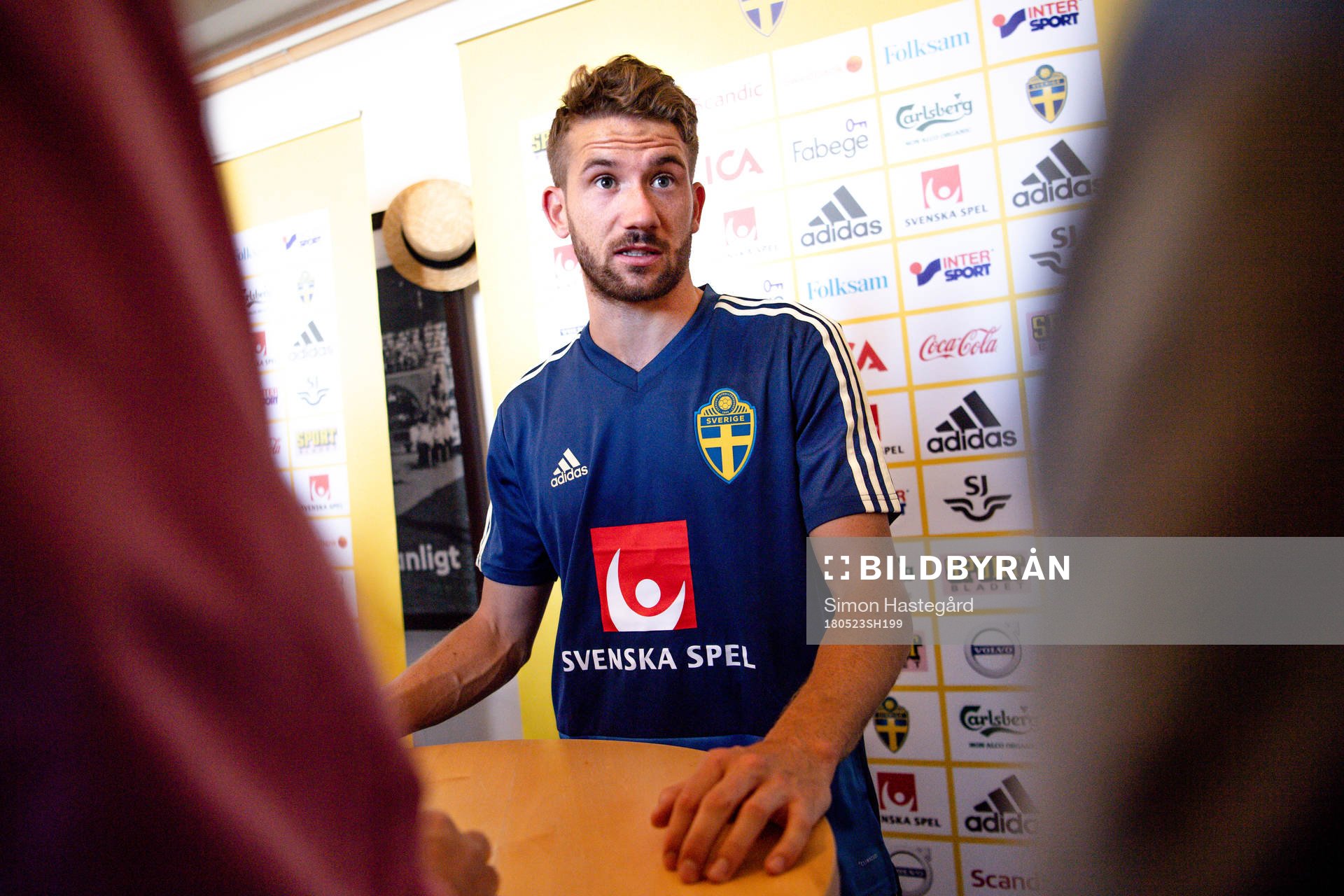 Marcus Rohdén i mixed zone efter en träning med Sveriges fotbollslandslag den 23 maj 2018 i Stockholm.
