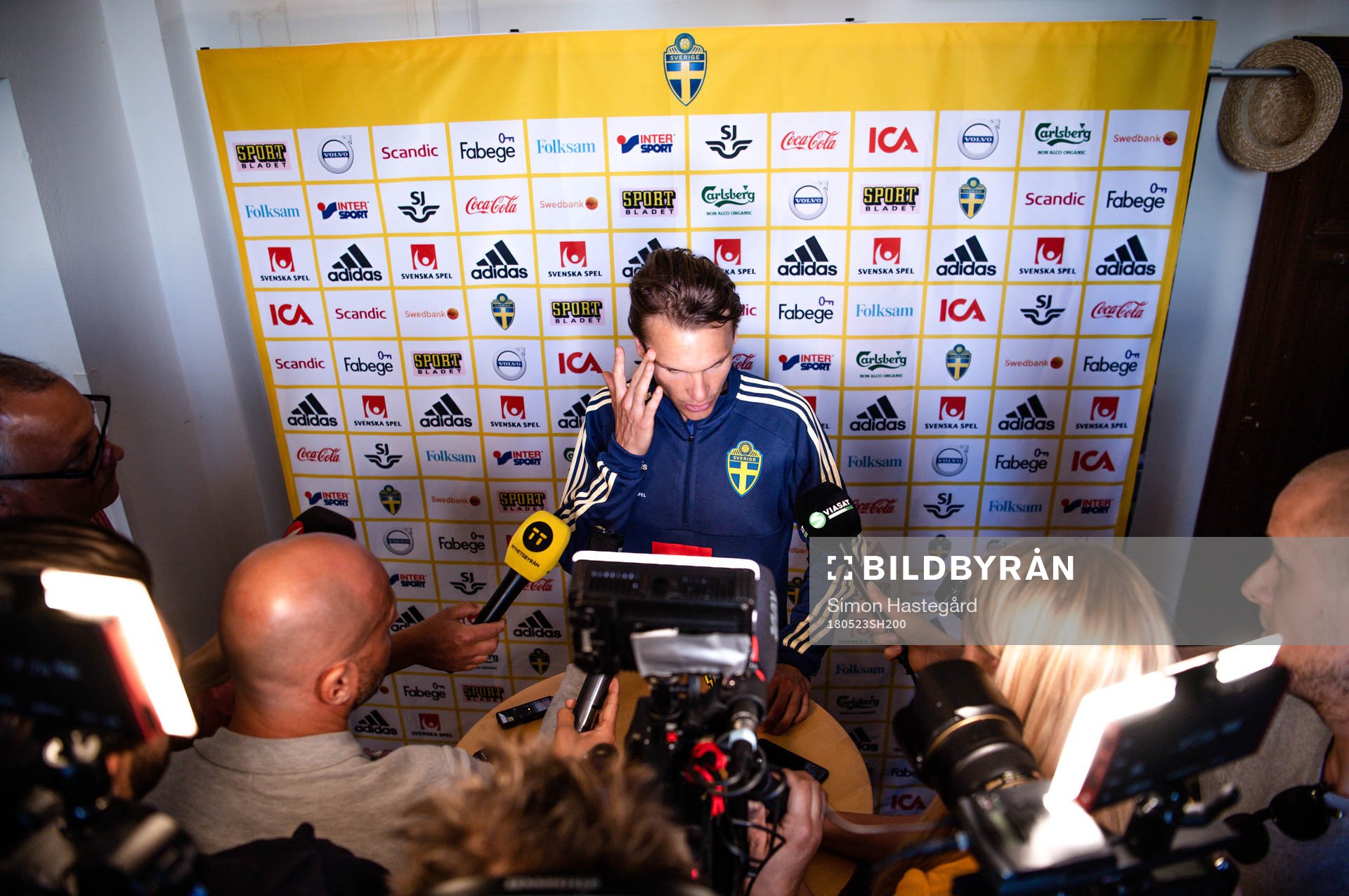 Albin Ekdal i mixed zone efter en träning med Sveriges fotbollslandslag den 23 maj 2018 i Stockholm.