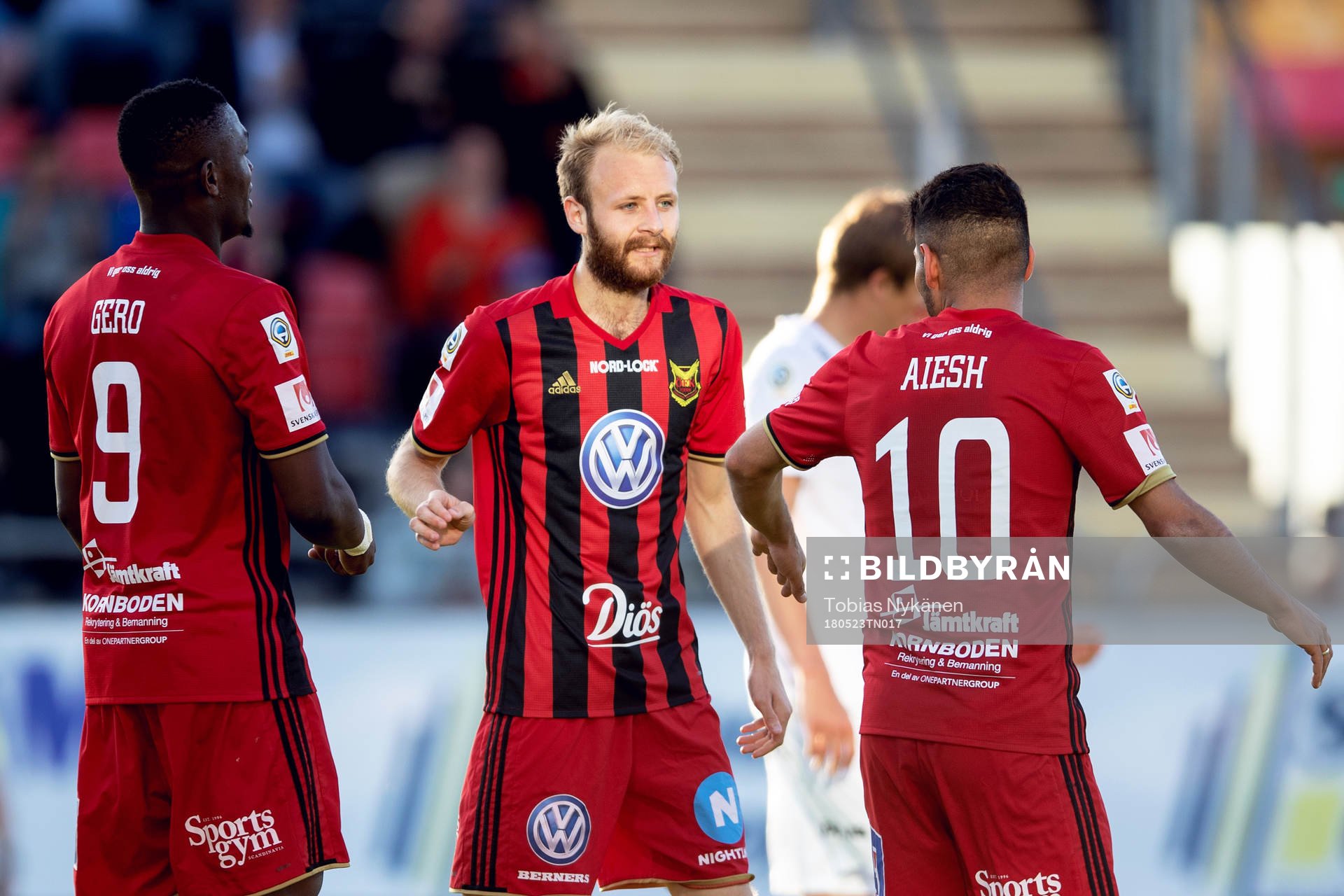 Östersunds Curtis Edwards jublar med lagkamrater