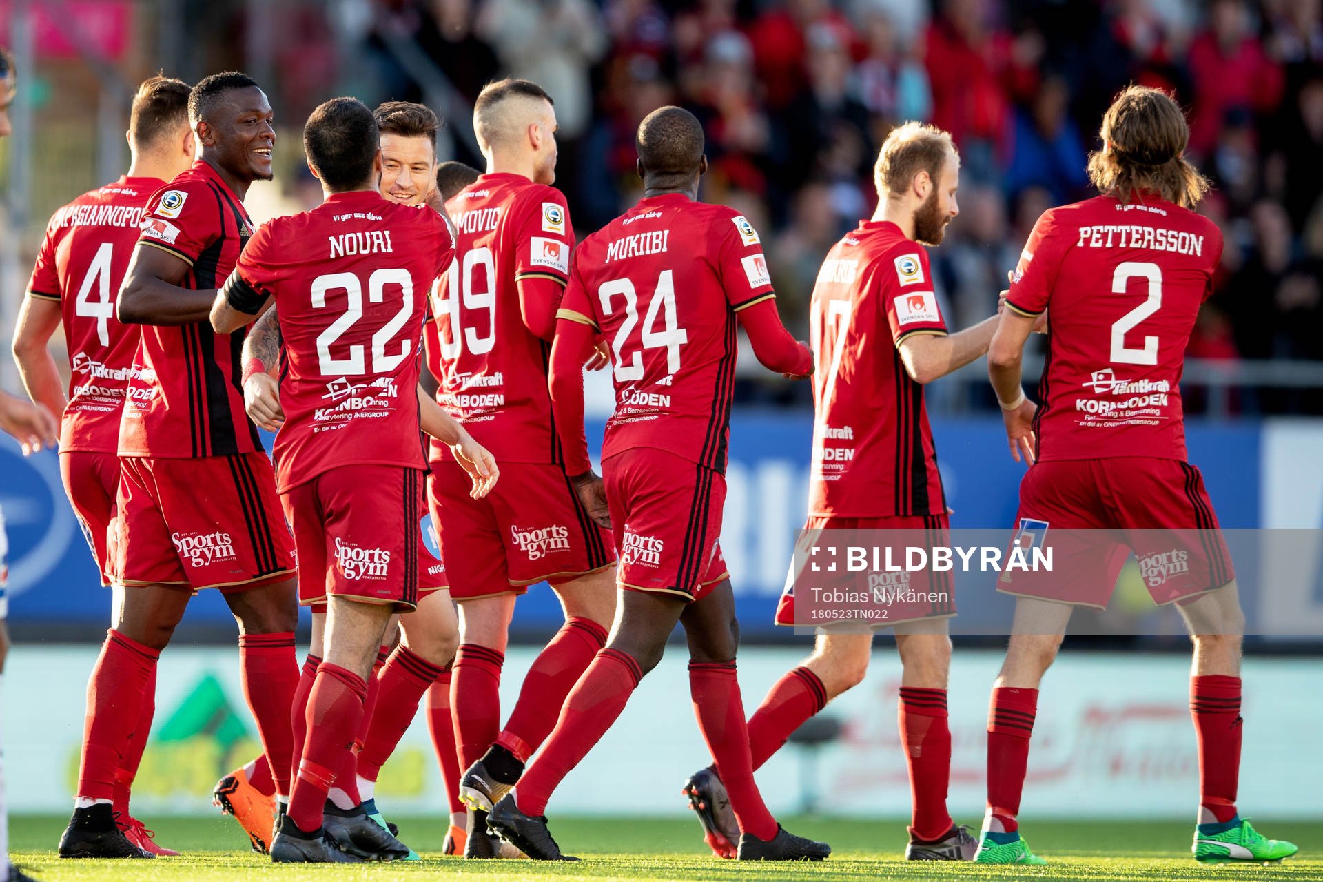 Östersunds Jamie Hopcutt jublar med lagkamrater