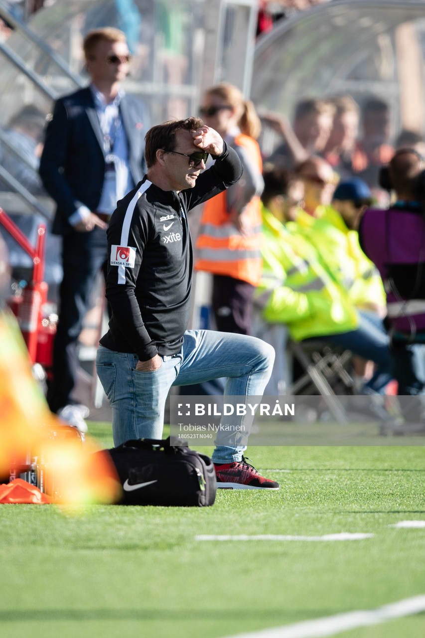 Sirius tränare Kim Bergstrand under fotbollsmatchen i Allsvenskan mellan Östersund och Sirius den 23 maj 2018 i Östersund.