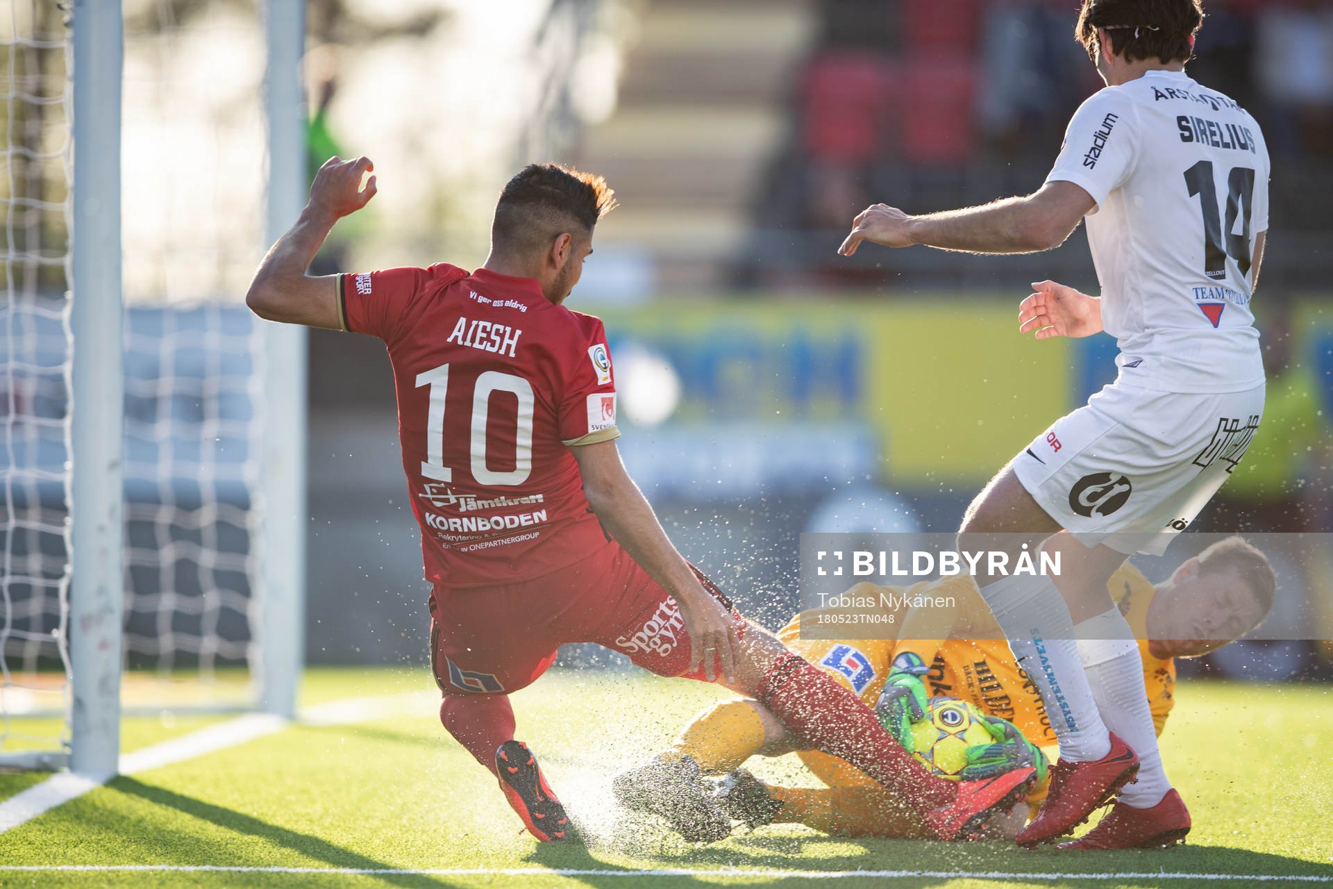 Östersunds Hosam Aiesh mot Sirius Joakim Wulff och Sirius