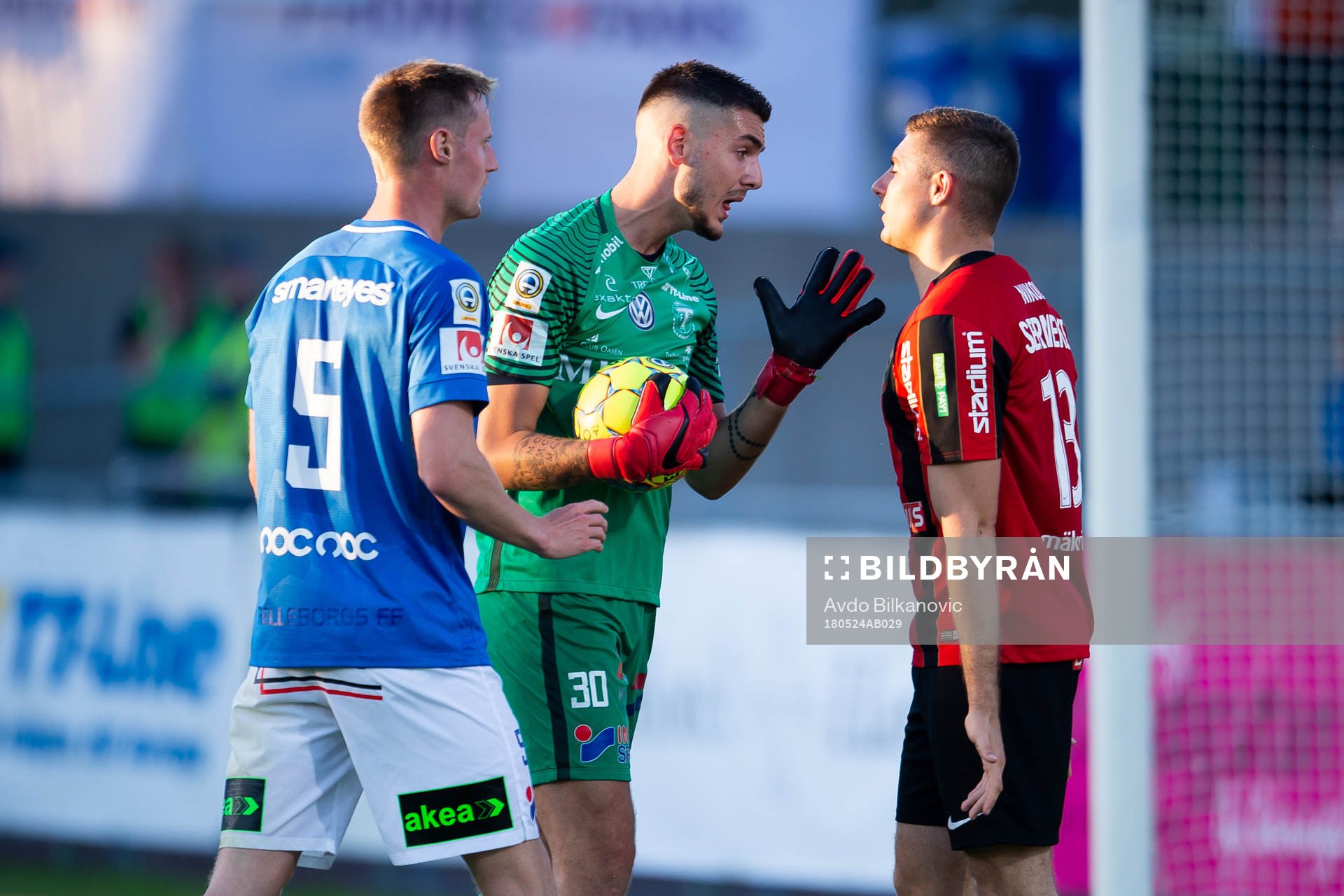 Trelleborgs målvakt Marko Johansson i diskussion med
