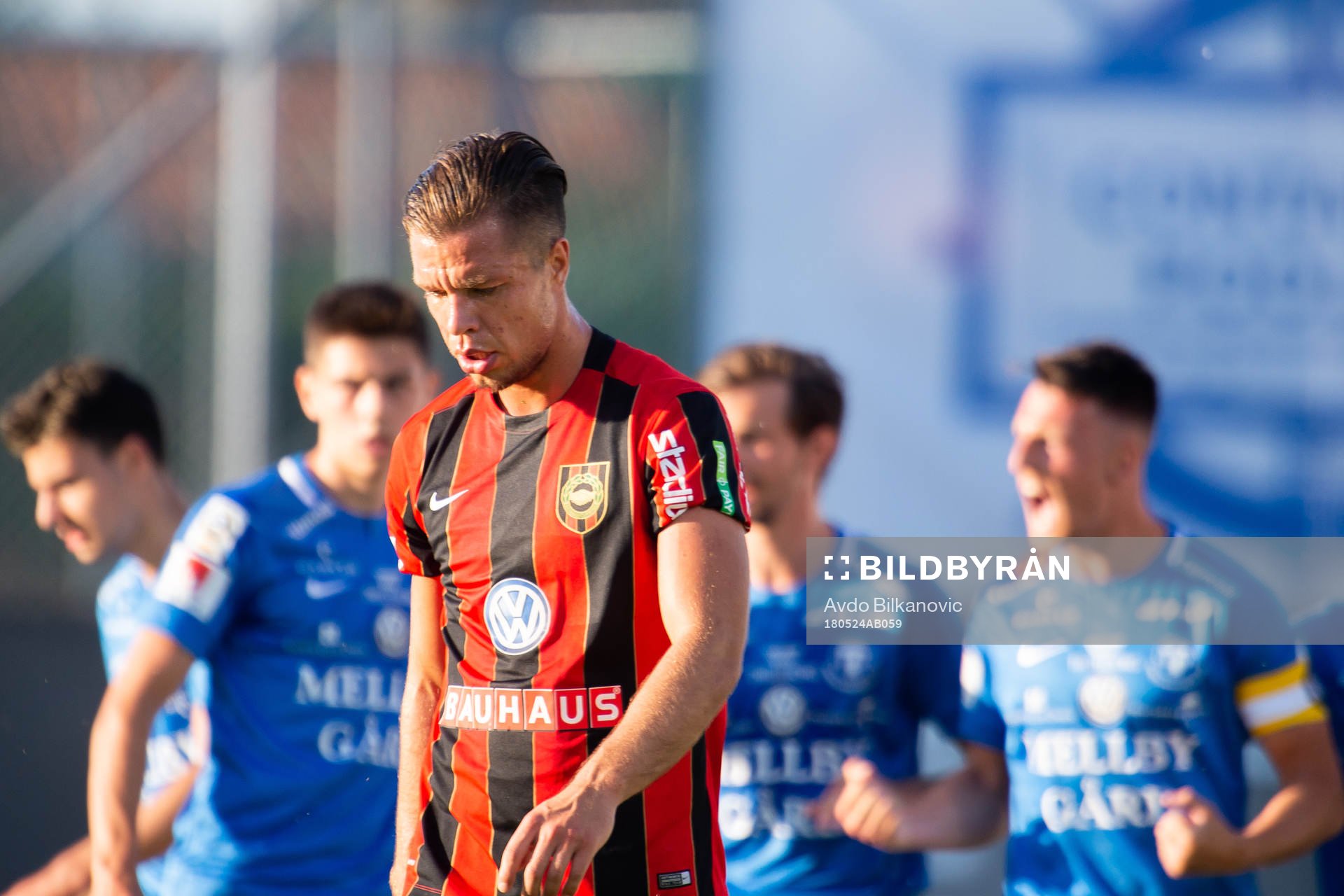 Brommapojkarna Erik Figueroa deppar medan i bakgrunden