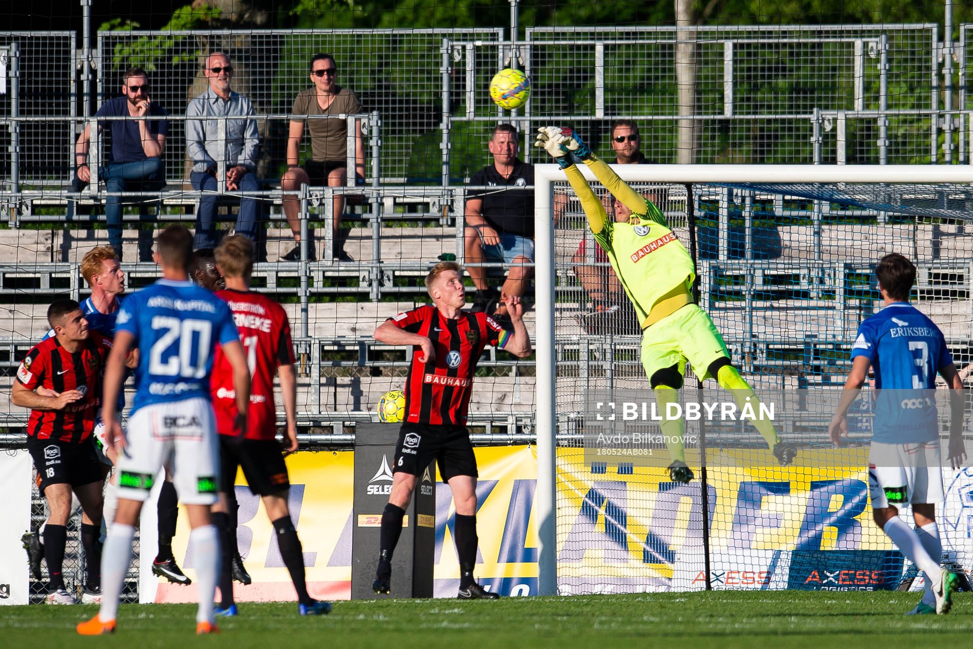 Brommapojkarna målvakt Nikola Petric gör räddning under fotbollsmatchen i Allsvenskan mellan Trellborg och Brommapojkar den 24 maj 2018 i Trelleborg.