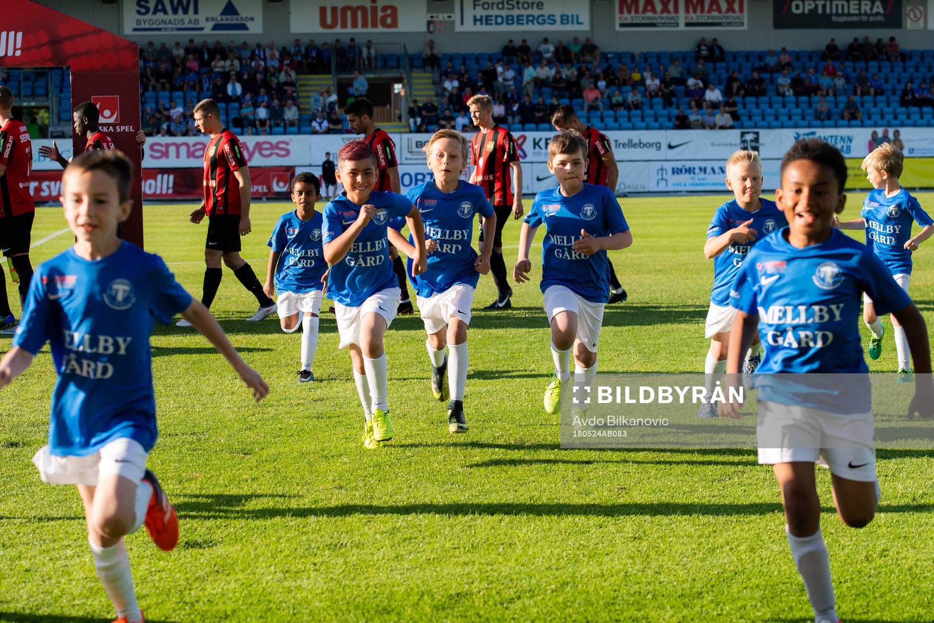 Trelleborgs ungdomare lämnar planen efter spelar presentationen under fotbollsmatchen i Allsvenskan mellan Trellborg och Brommapojkar den 24 maj 2018 i Trelleborg.