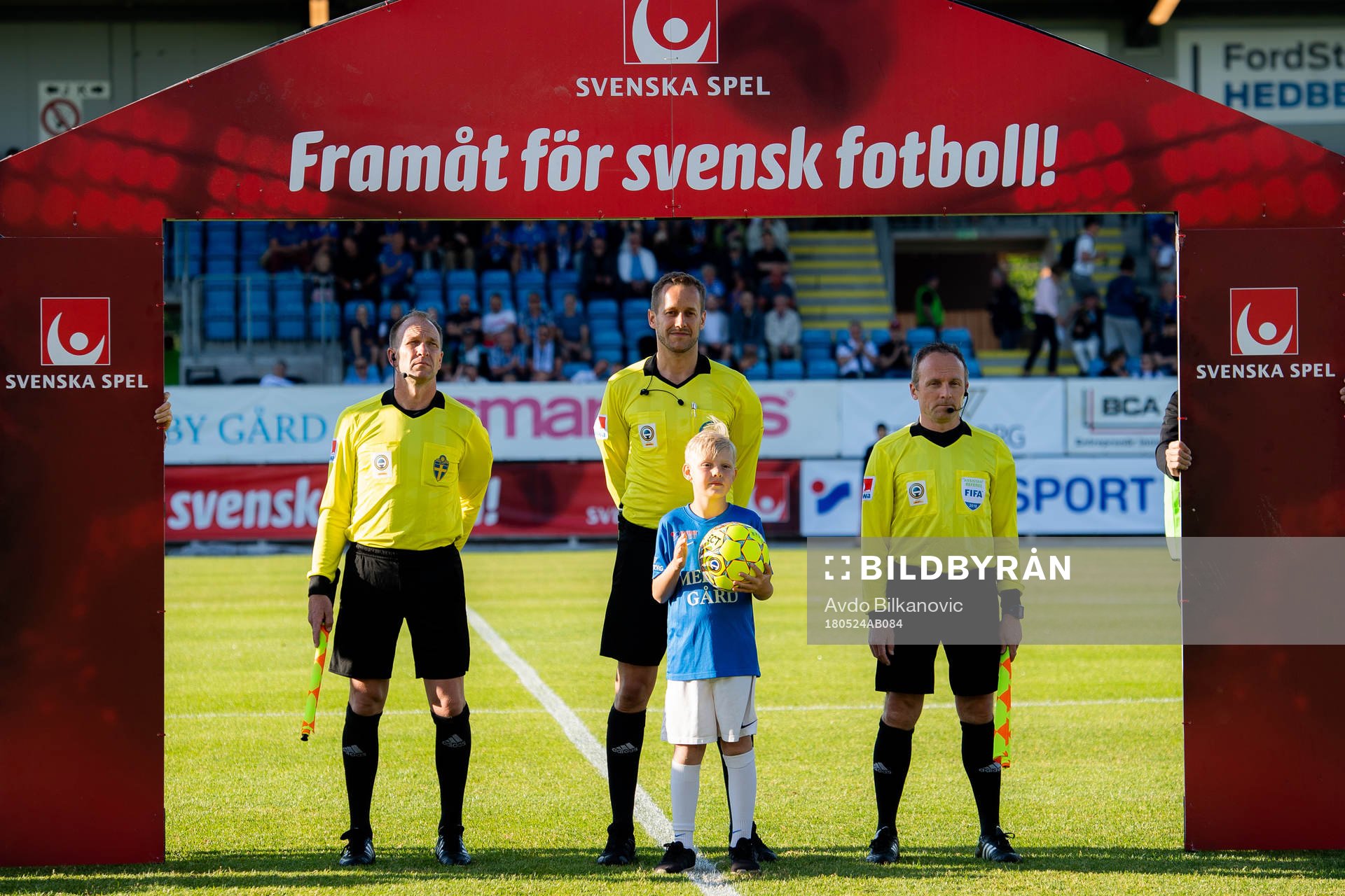 Assisterande domare Fredrik Nilsson, domare Victor Wolf och