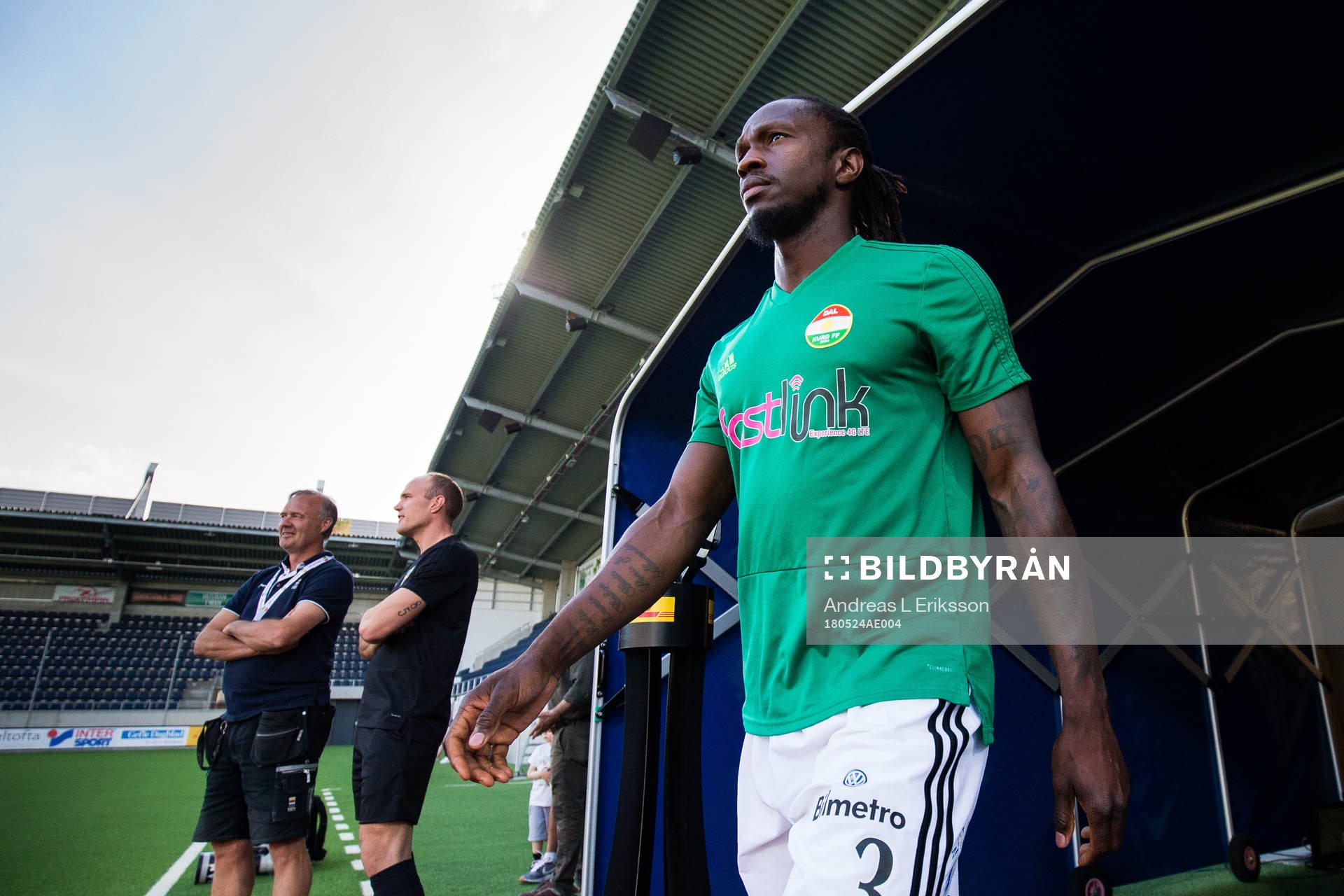 Dalkurds Kebba Ceesay på väg in på plan för att värma