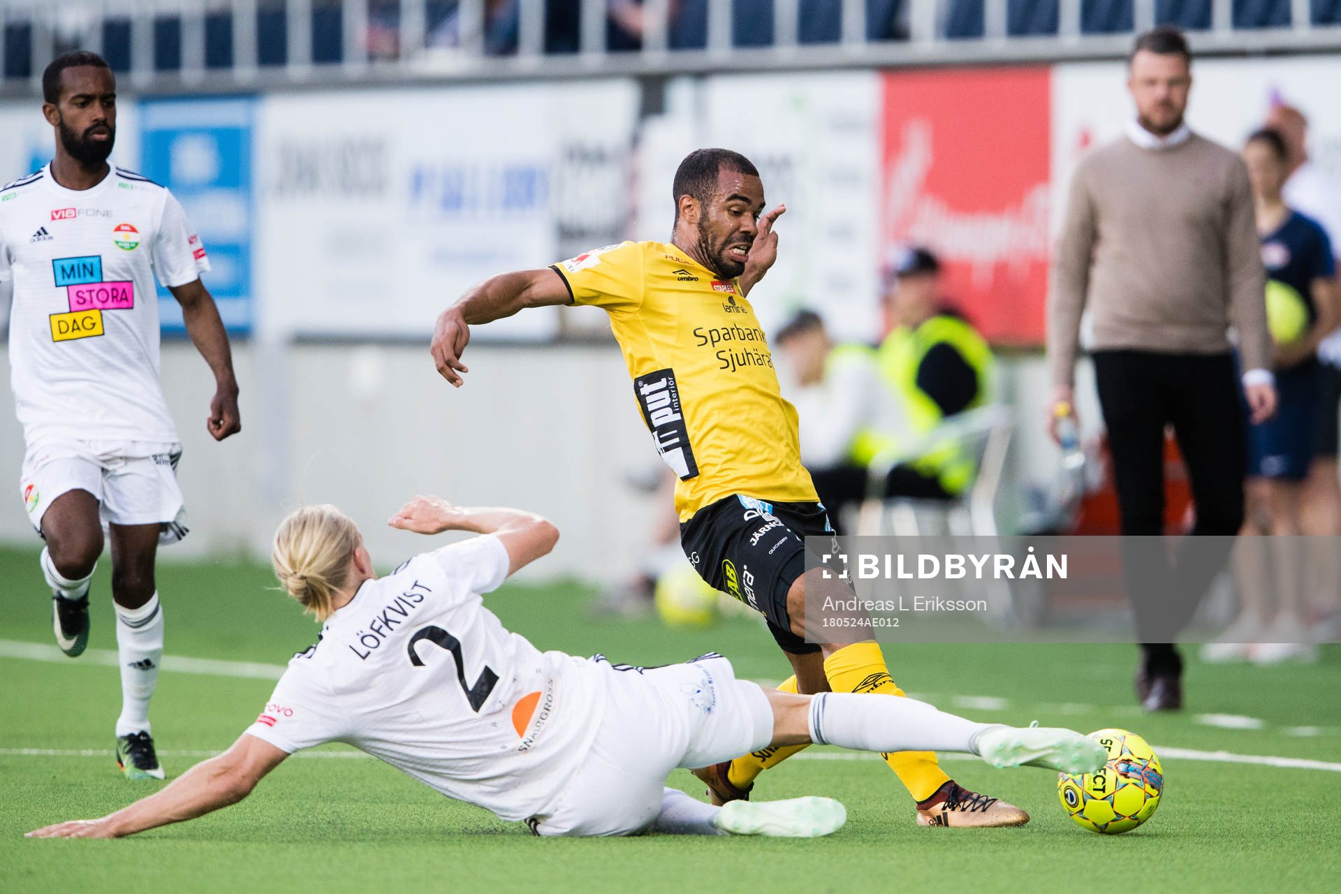 Dalkurds Henrik Löfkvist med en glidtackling mot Elfsborgs