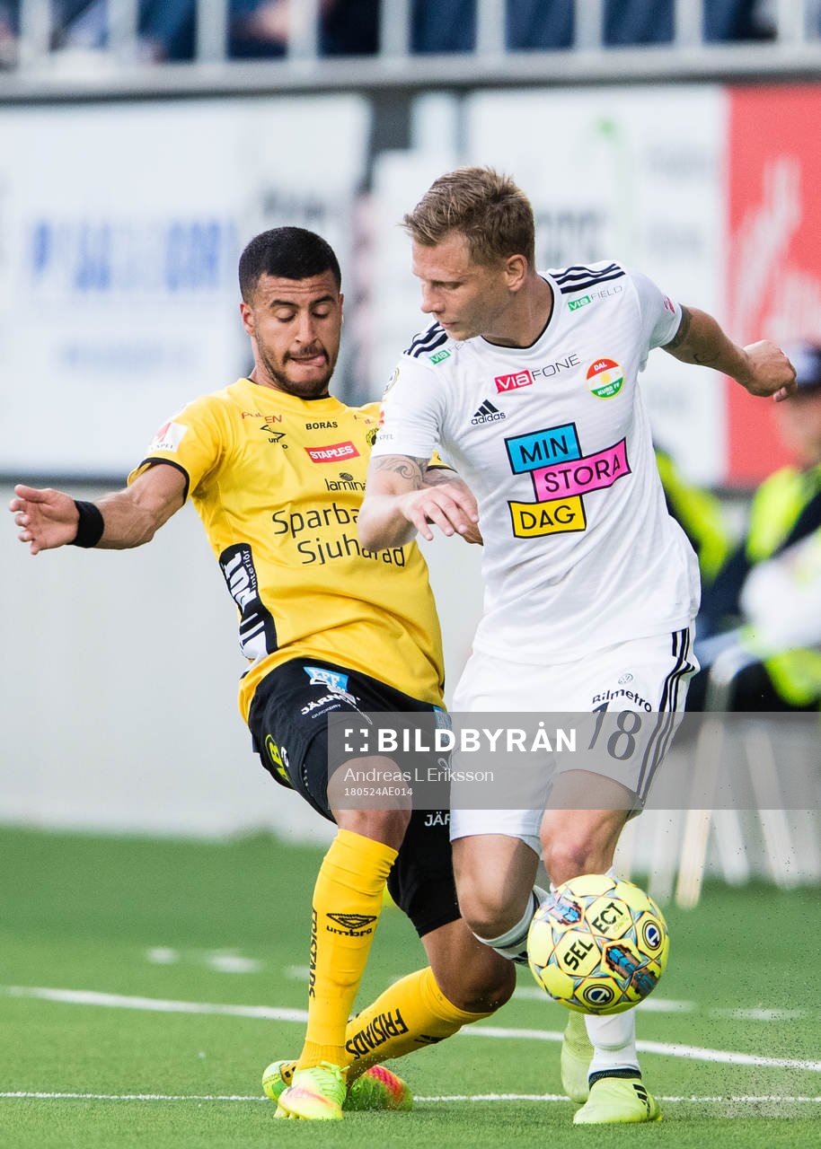 Elfsborgs Rami Kaib i kamp om bollen med Dalkurds Johan Bertilsson under fotbollsmatchen i Allsvenskan mellan Dalkurd och Elfsborg den 24 maj 2018 i Gävle.