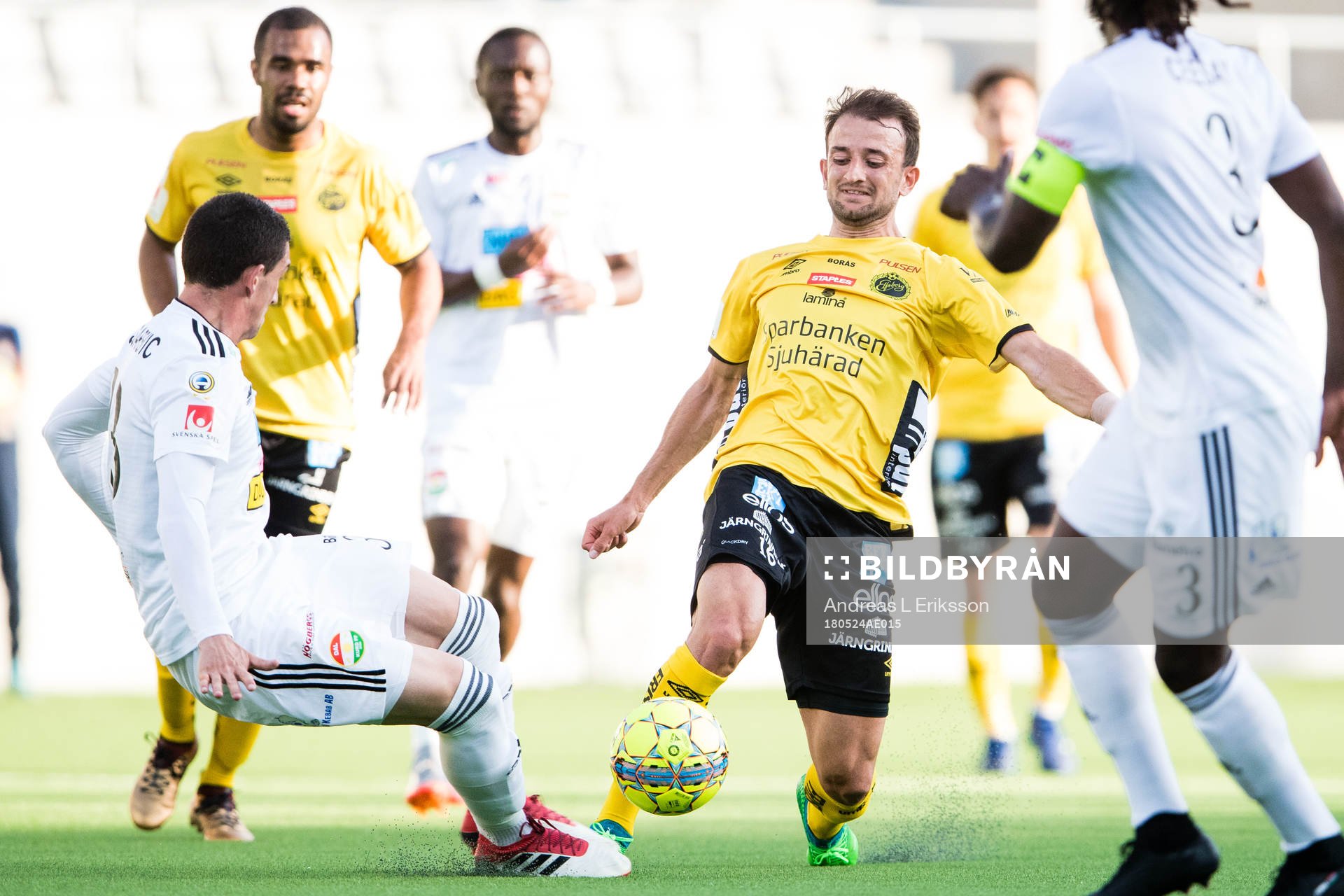Dalkurds Irfan Jasarevic i kamp om bollen med Elfsborgs