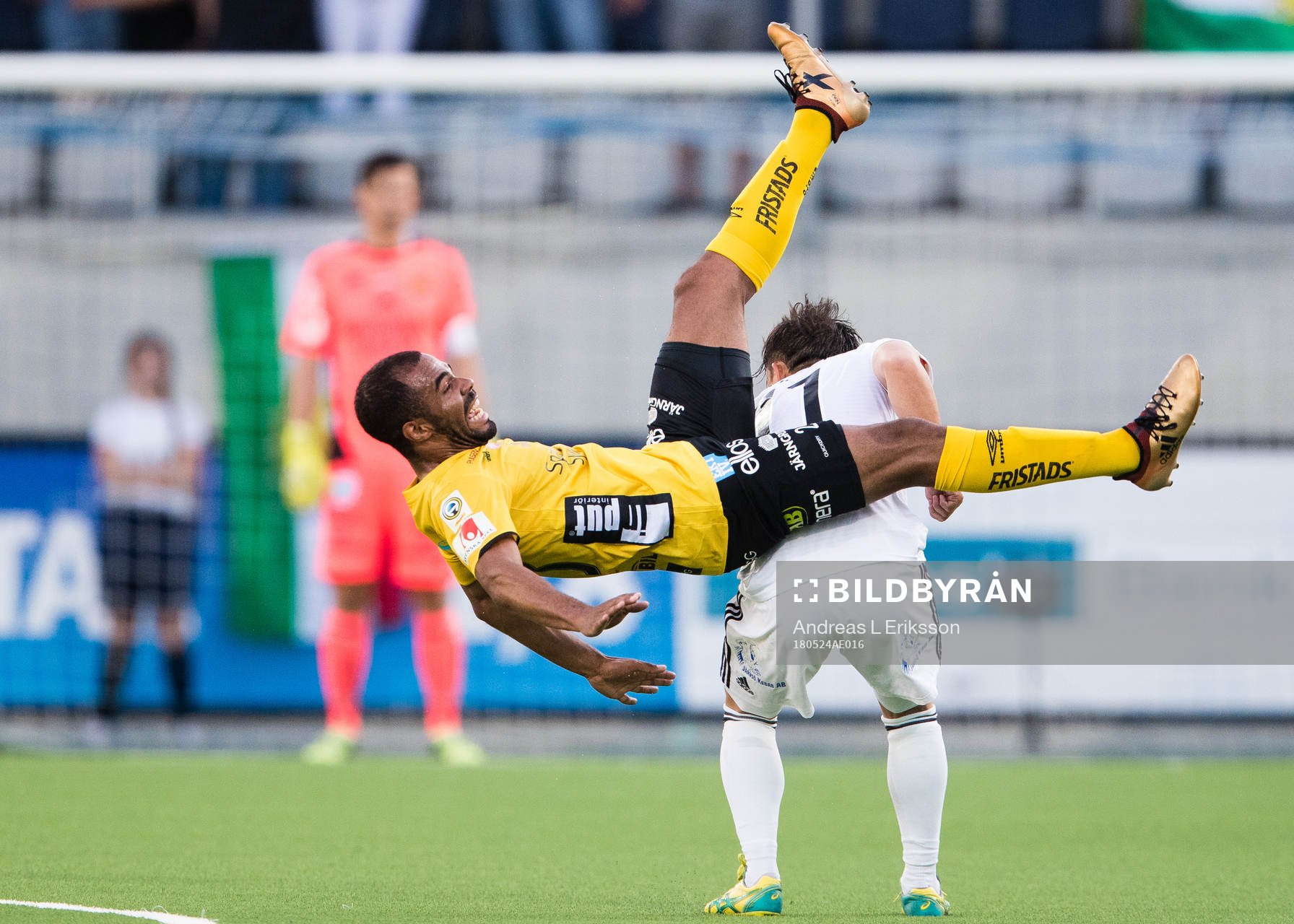 Elfsborgs Alex Dyer i en närkamp med Dalkurds Yukiya Sugita