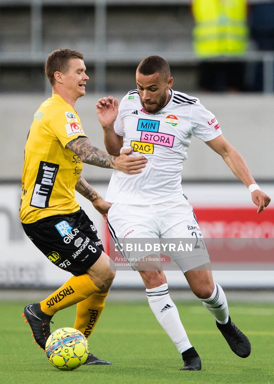 Elfsborgs Samuel Holmén i kamp om bollen med Dalkurds Malkolm Moenza under fotbollsmatchen i Allsvenskan mellan Dalkurd och Elfsborg den 24 maj 2018 i Gävle.