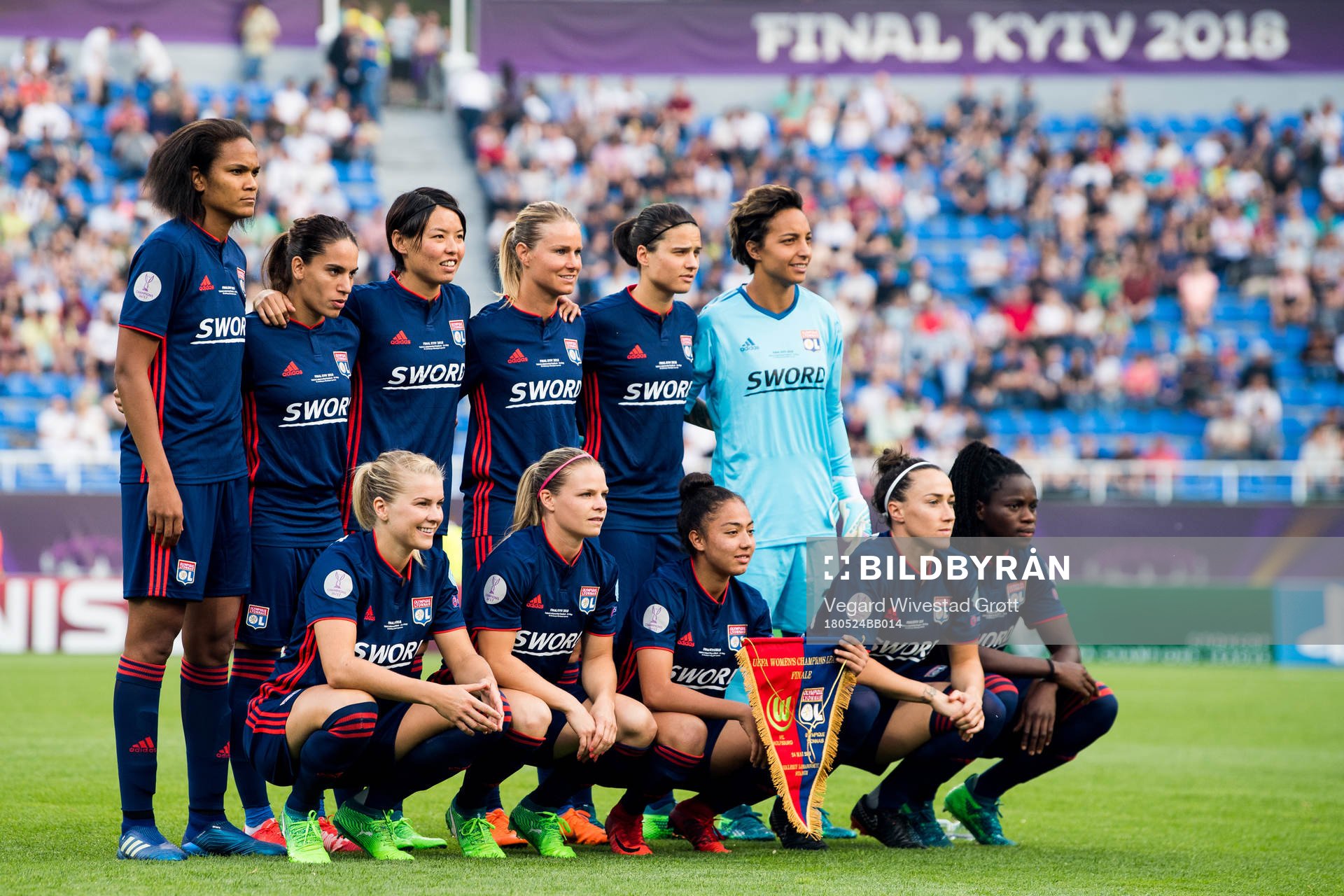 Wendie Renard (2nd row from the left), Amel Majri, Saki