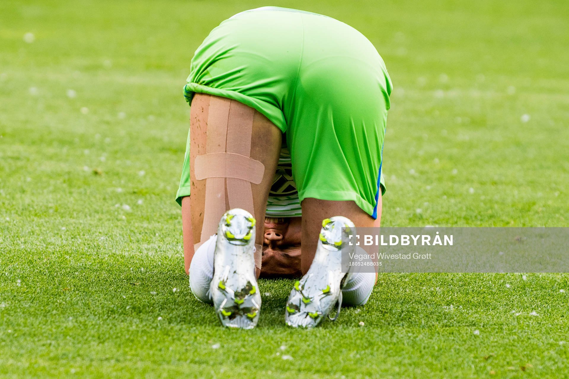 Caroline Graham Hansen of Wolfsburg with an injury