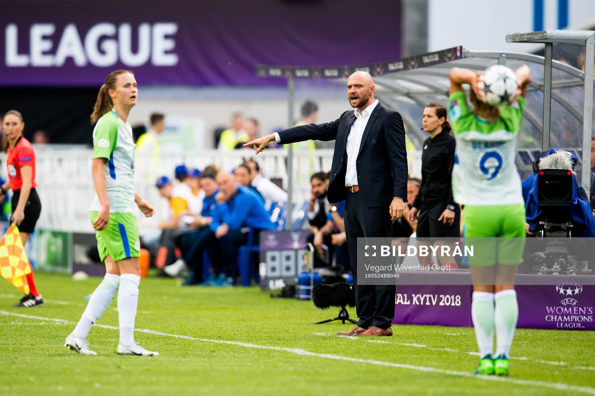 Caroline Graham Hansen of Wolfsburg and Stephan Lerch, head