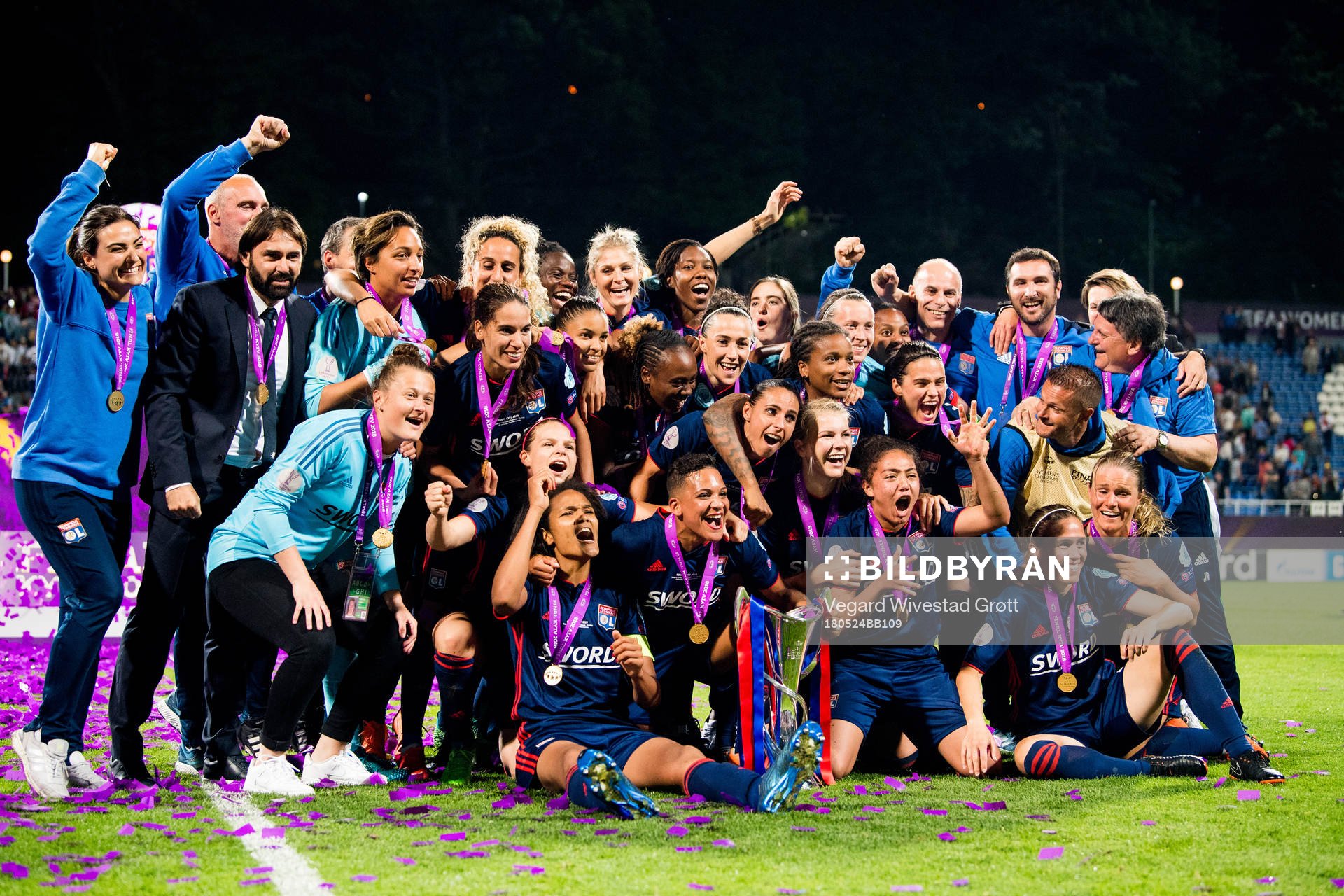Ada Hegerberg and the other players of Lyon celebrate with