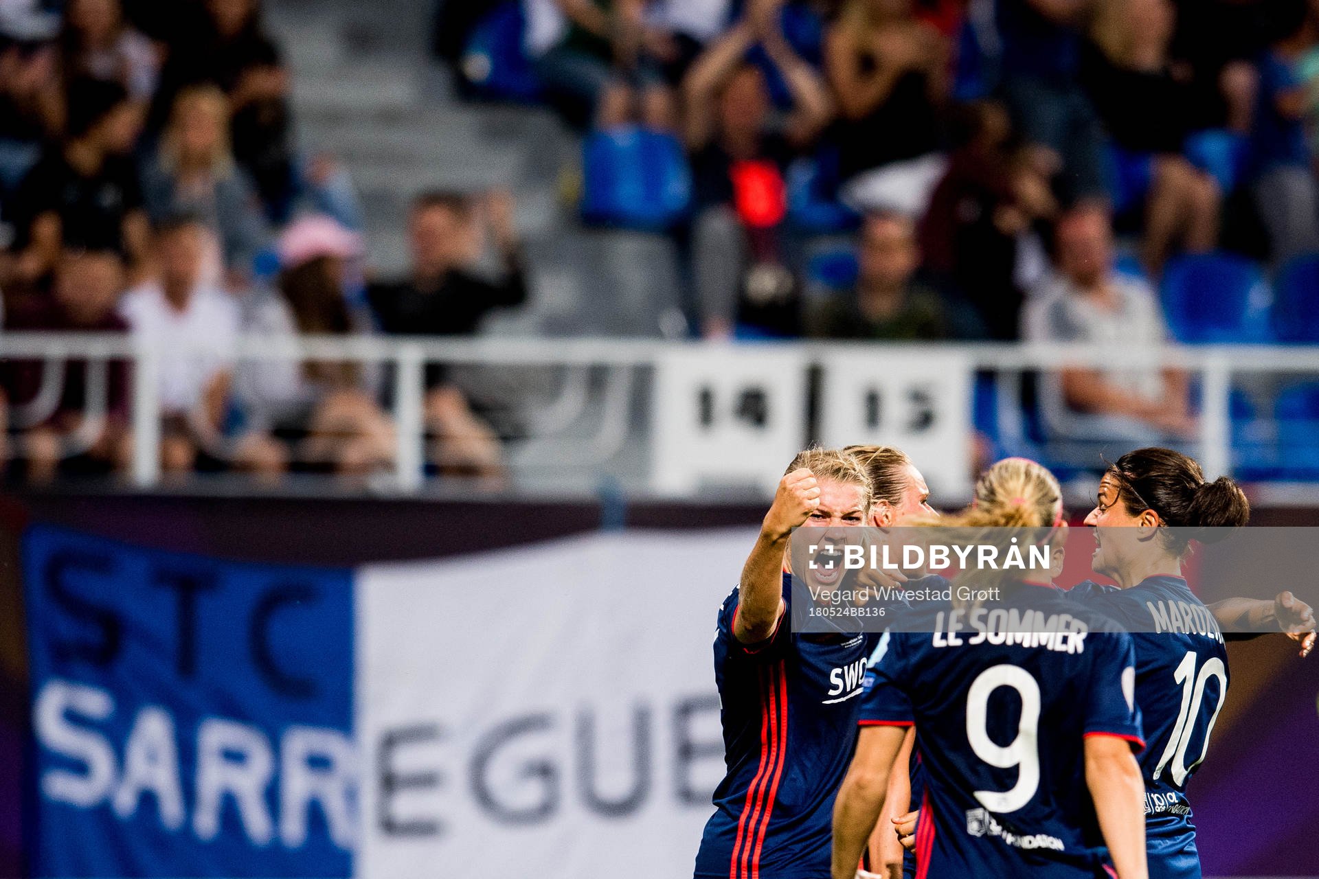 Ada Hegerberg celebrates with Eugénie Le Sommer, Dzsenifer
