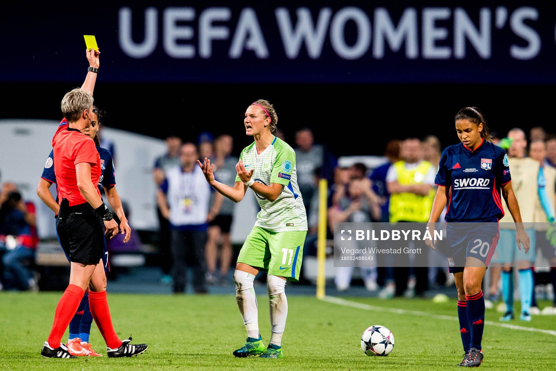 Alexandra Popp of Wolfsburg reacts