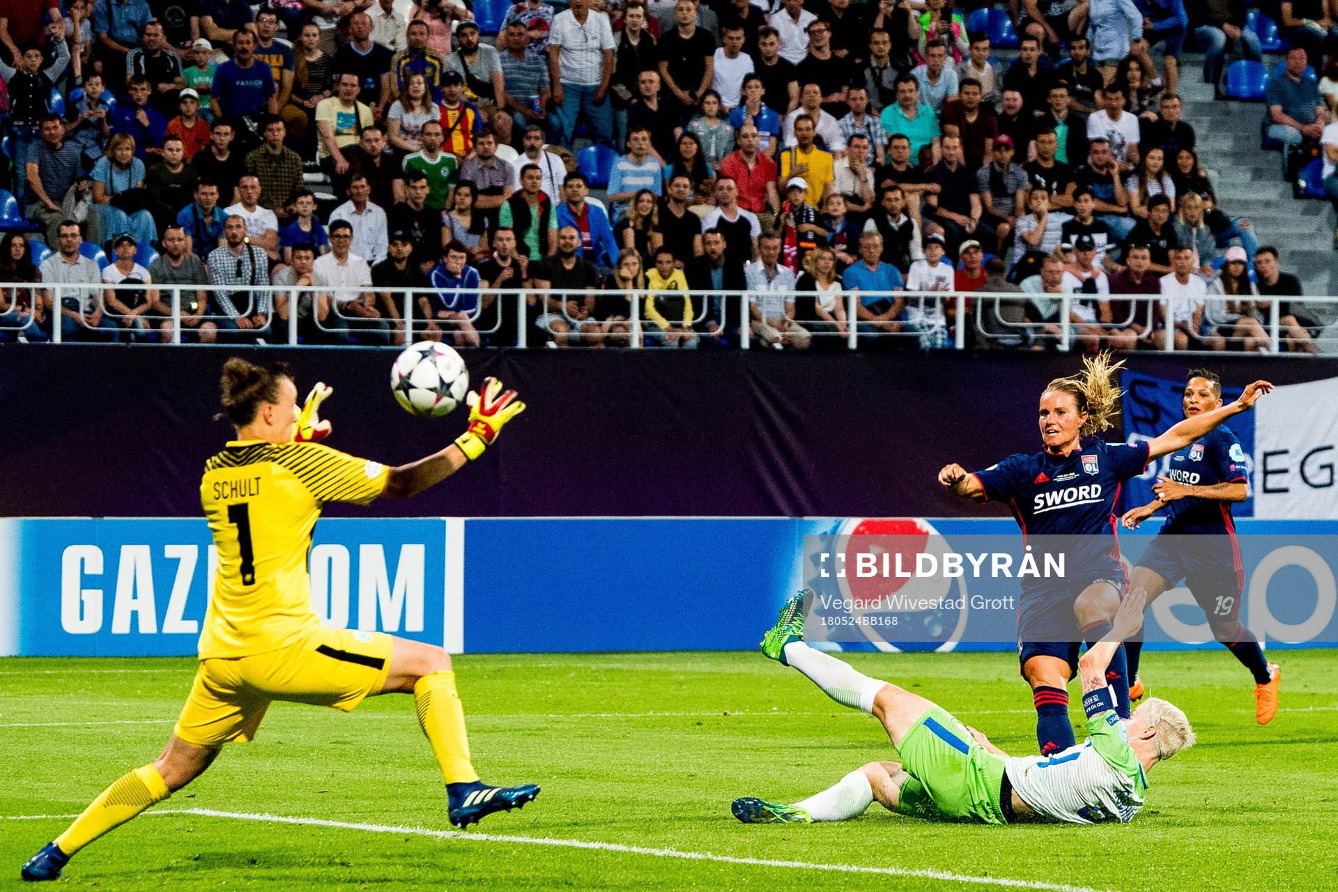 Amandine Henry of Lyon scores 1-1 behind goalkeeper Pauline