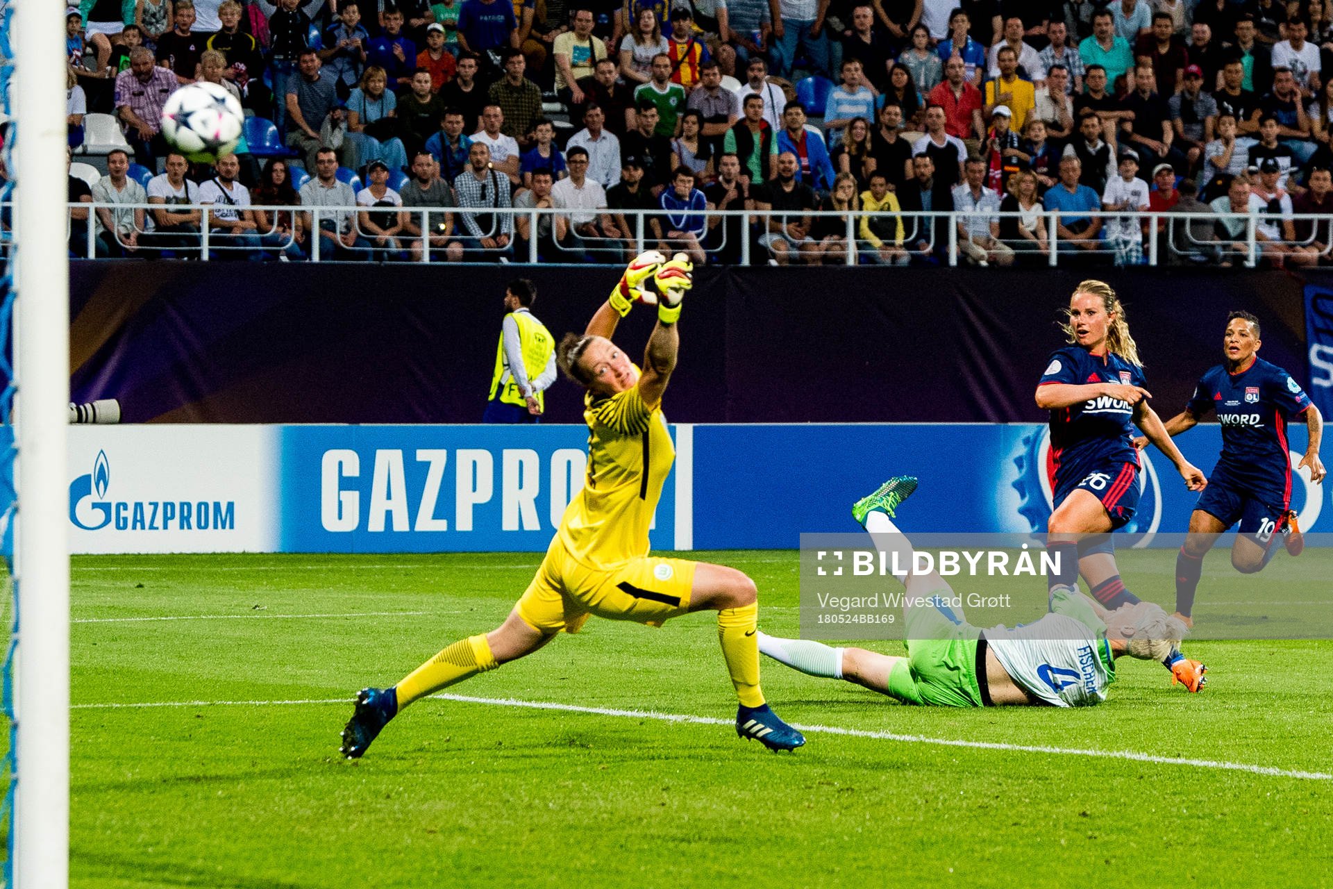 Amandine Henry of Lyon scores 1-1 behind goalkeeper Pauline