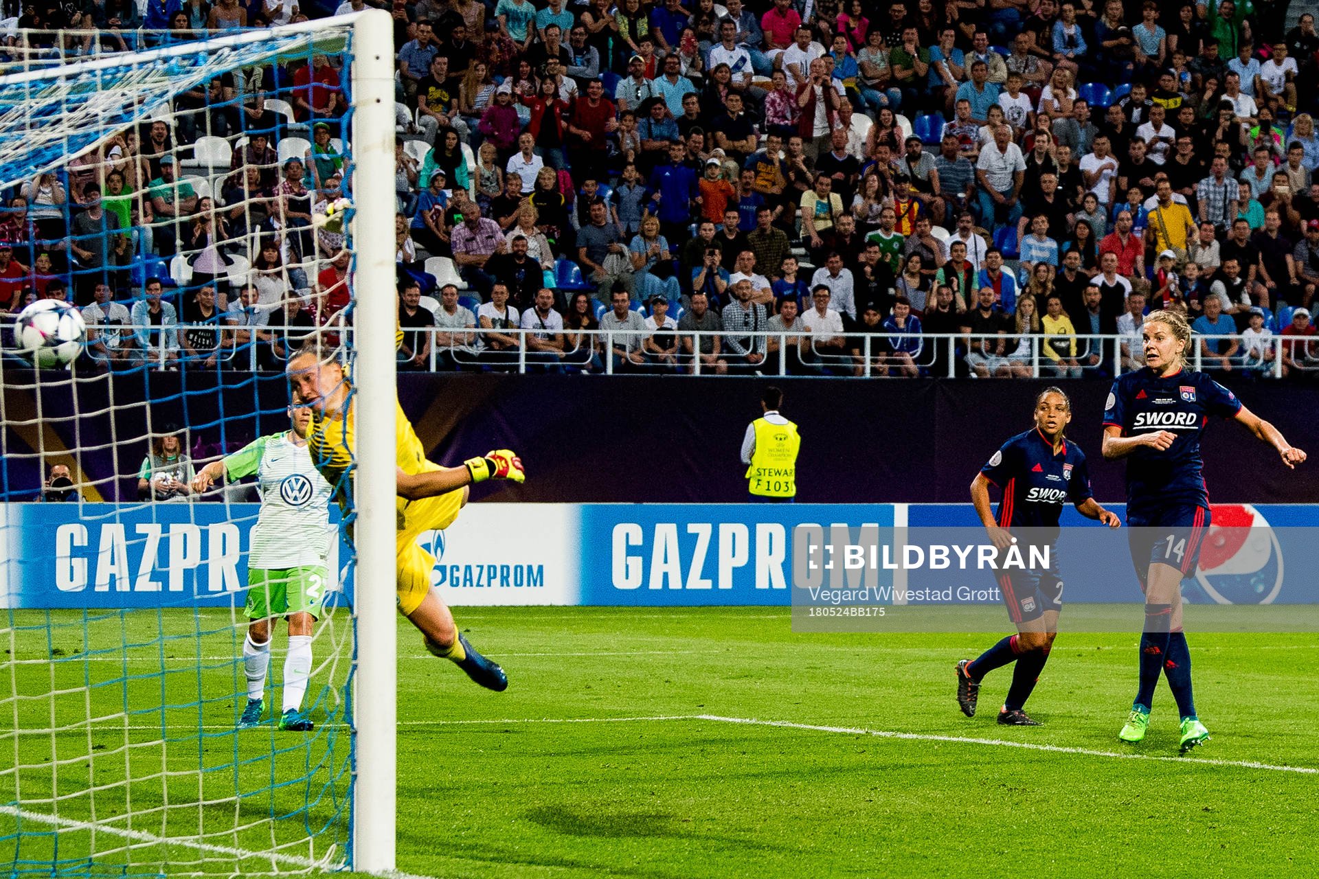 Ada Hegerberg of Lyon scores 3-1 in the extra-time behind