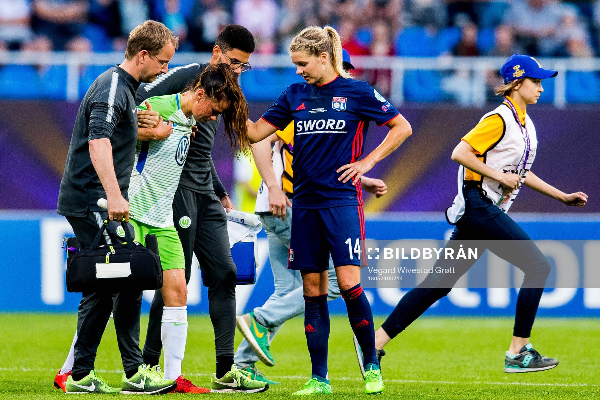 Ada Hegerberg of Lyon talks to Sara Björk Gunnarsdottir of