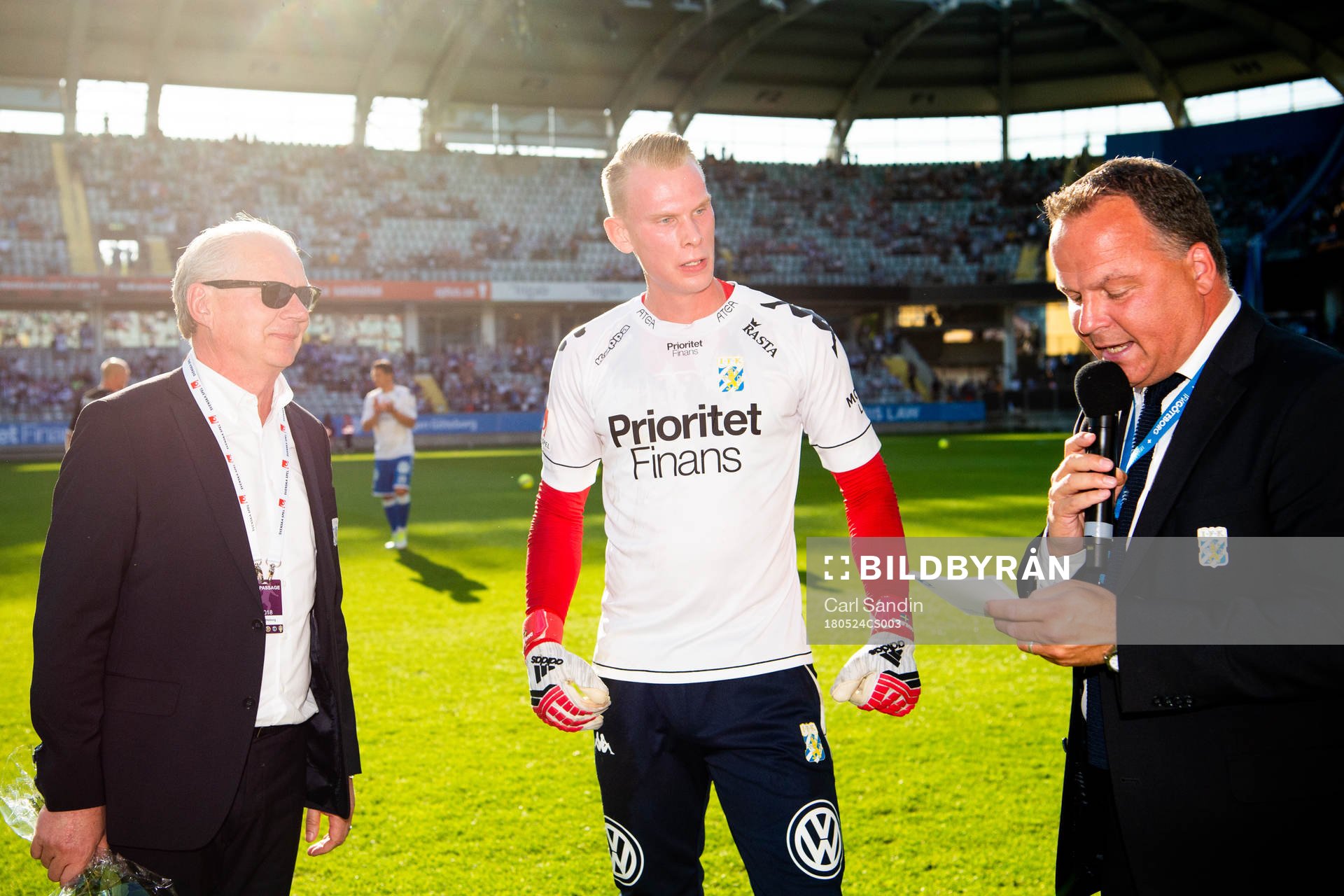 IFK Göteborgs målvakt Pontus Dahlberg får blommor