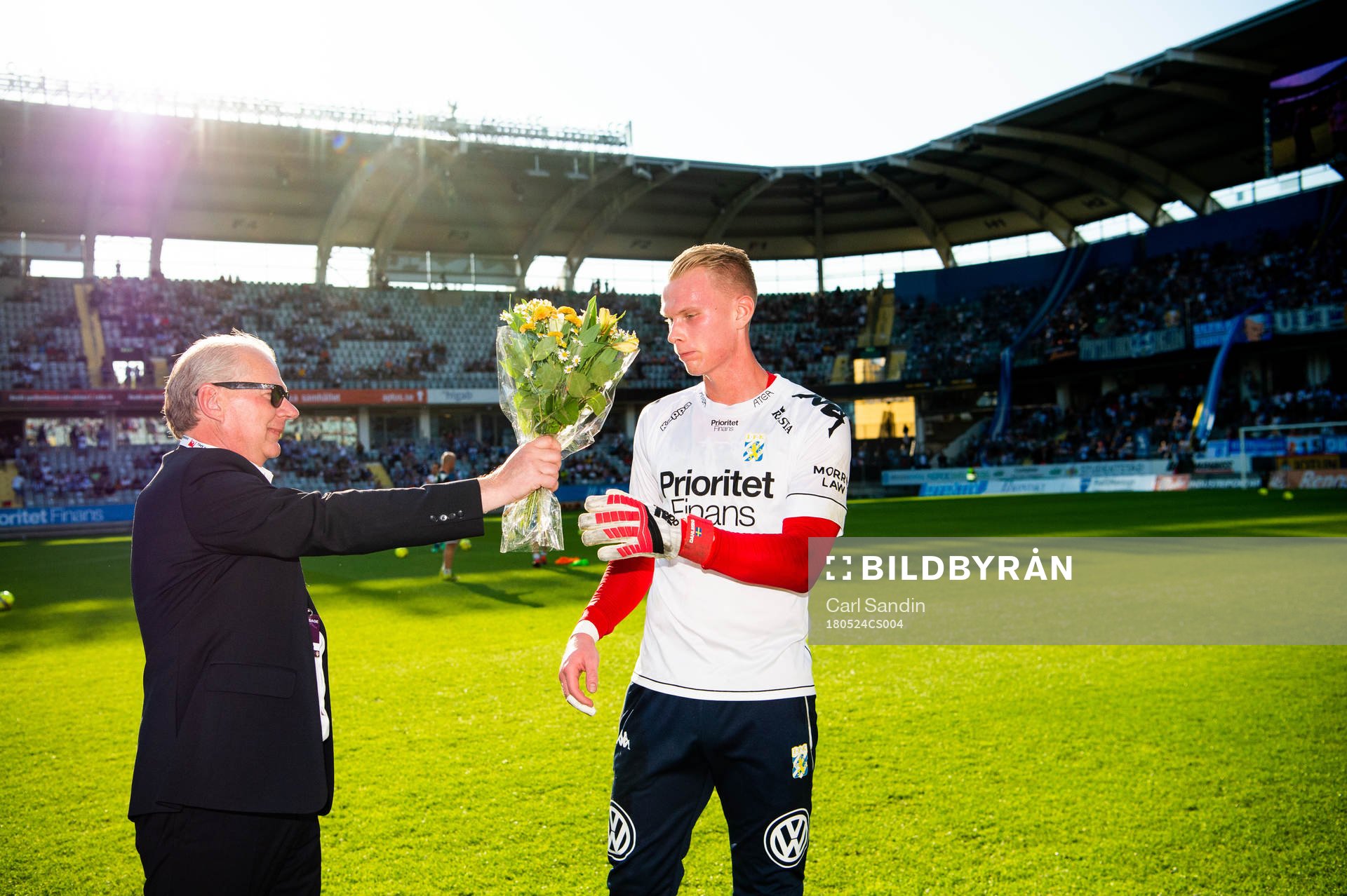IFK Göteborgs målvakt Pontus Dahlberg får blommor