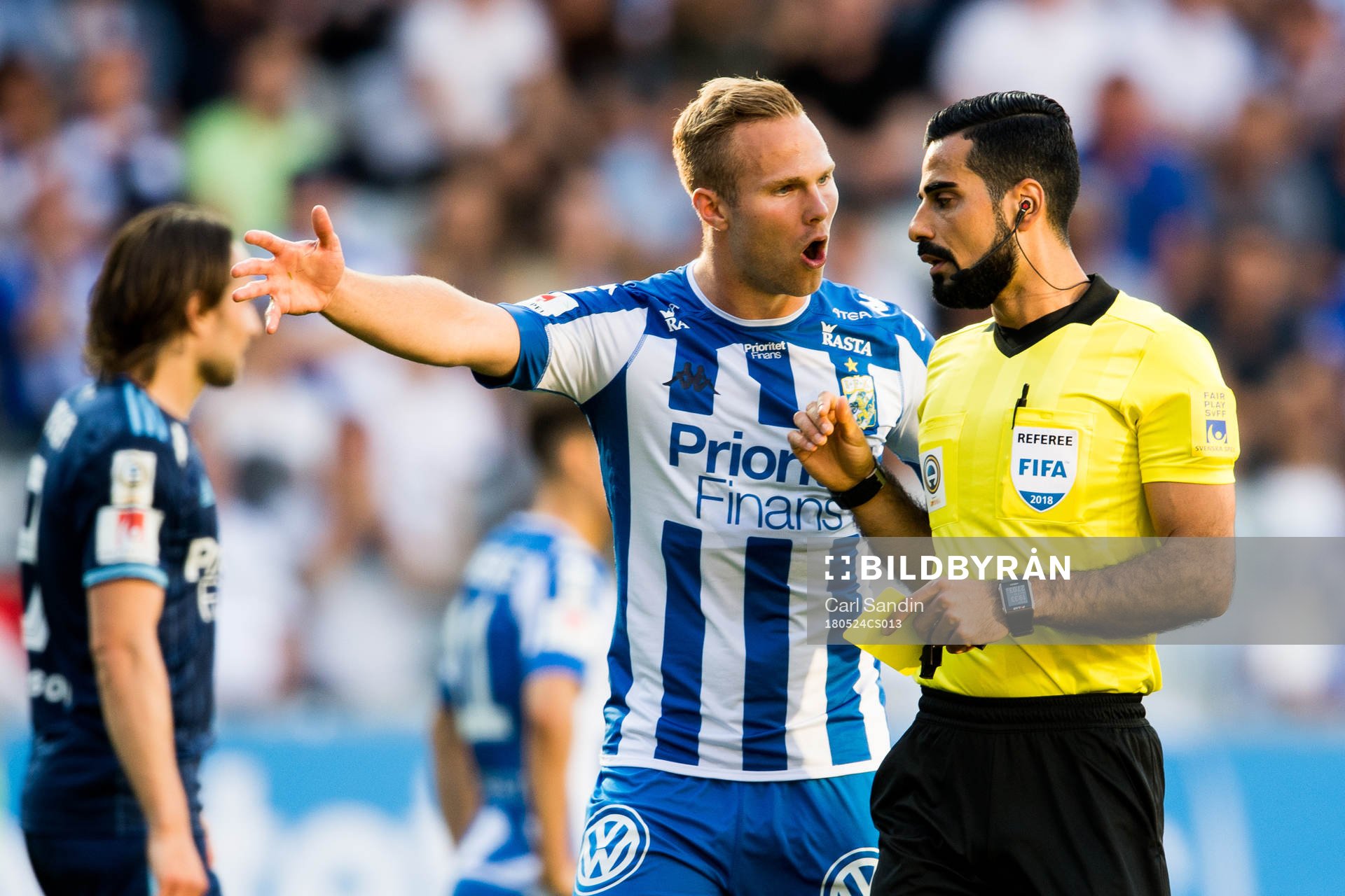 IFK Göteborgs Gustav Engvall i diskussion med domaren
