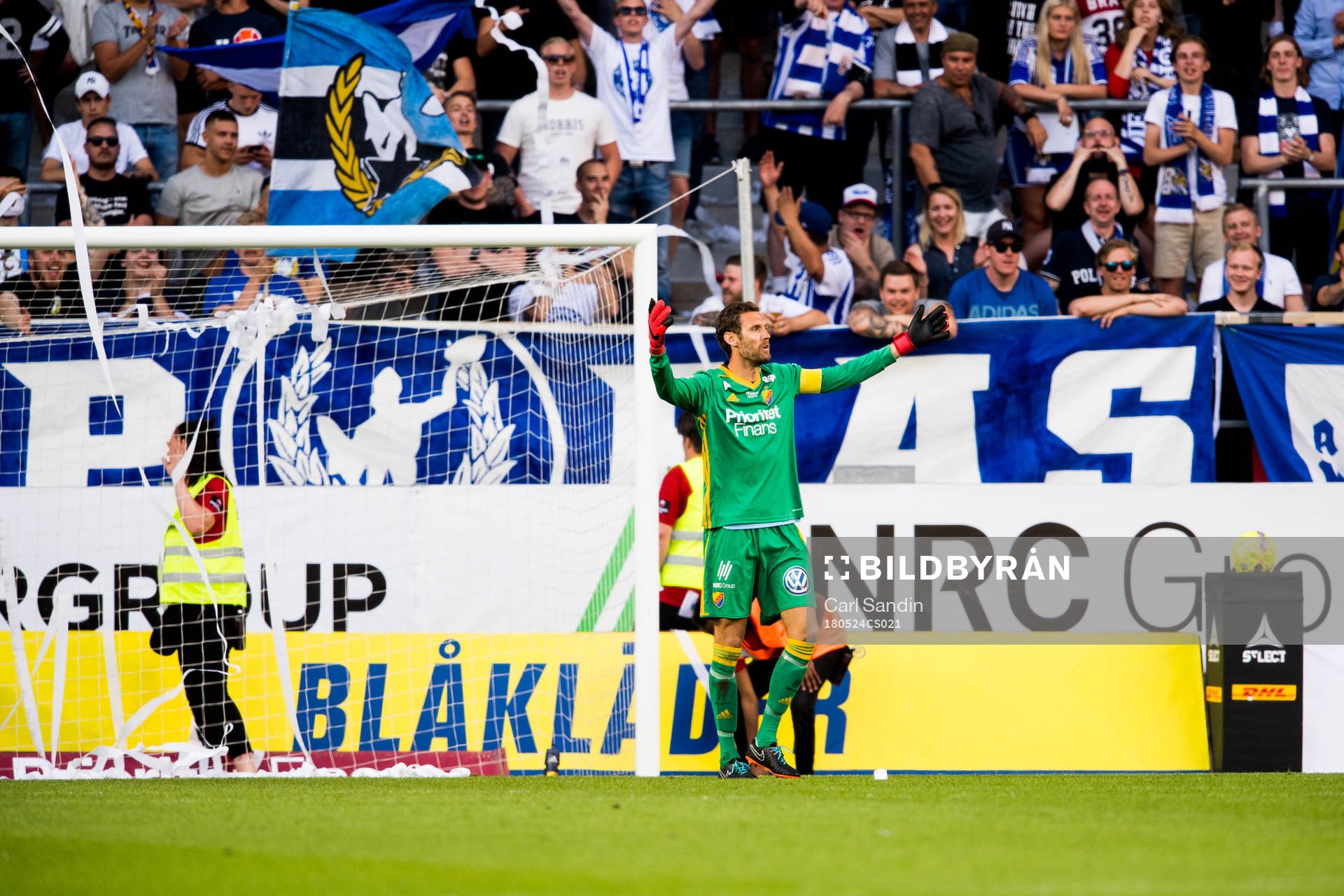 Djurgårdens målvakt Andreas Isaksson reagerer