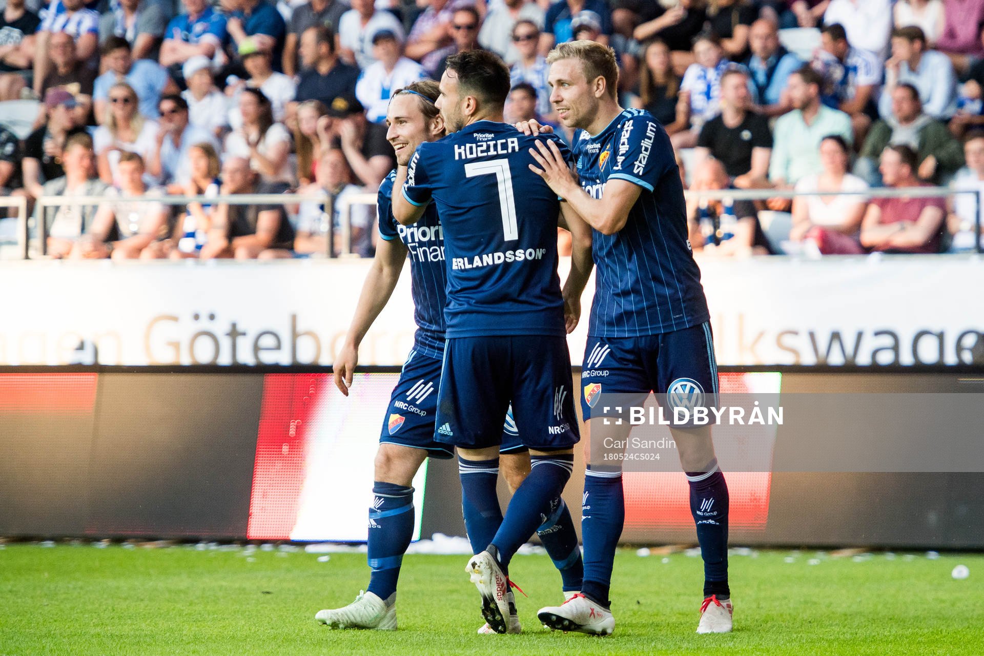 Djurgårdens Jonathan Ring jublar med lagkamrater