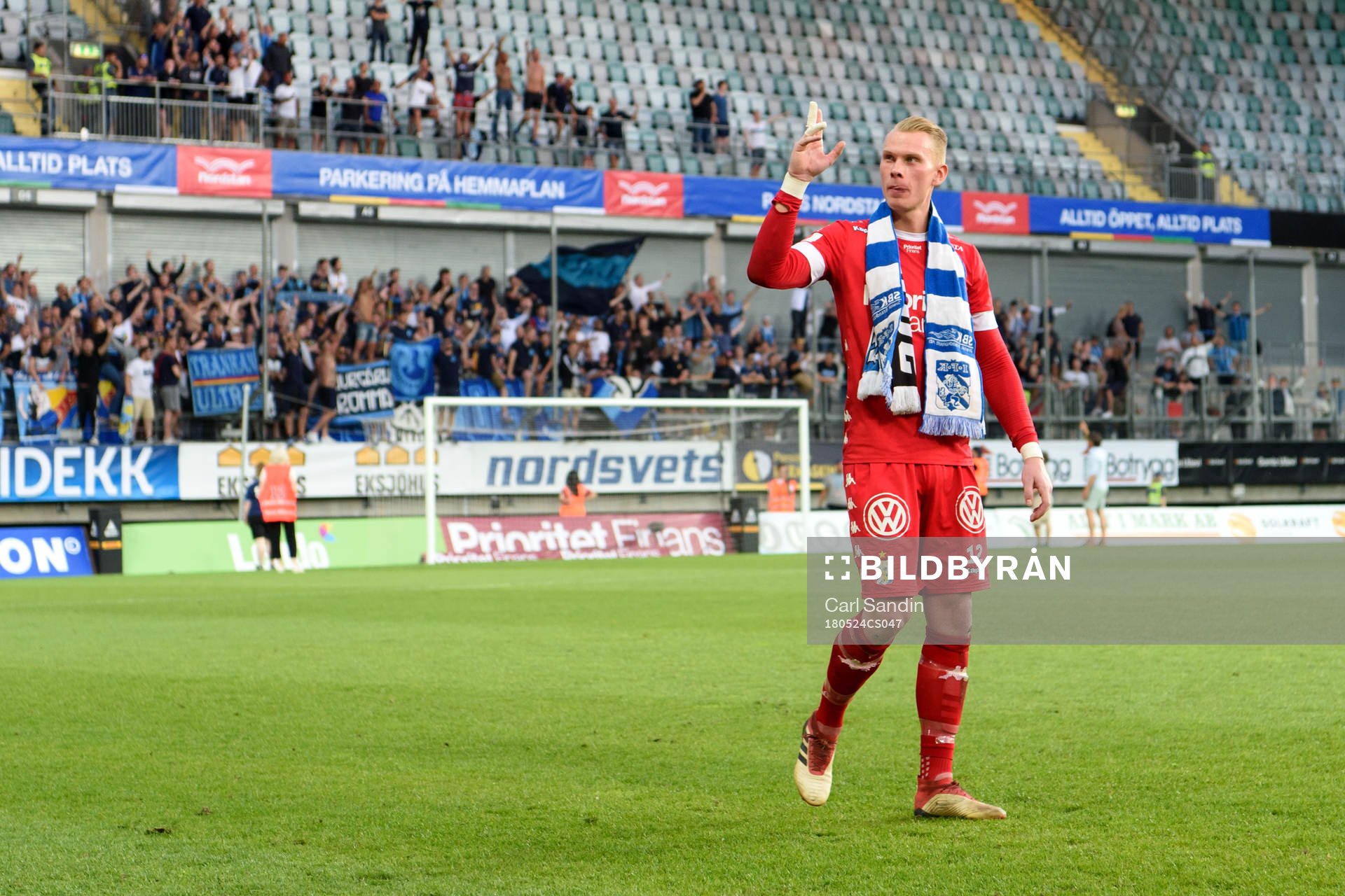 IFK Göteborgs målvakt Pontus Dahlberg tackar publiken efter fotbollsmatchen i Allsvenskan mellan IFK Göteborg och Djurgården den 24 maj 2018 i Göteborg.