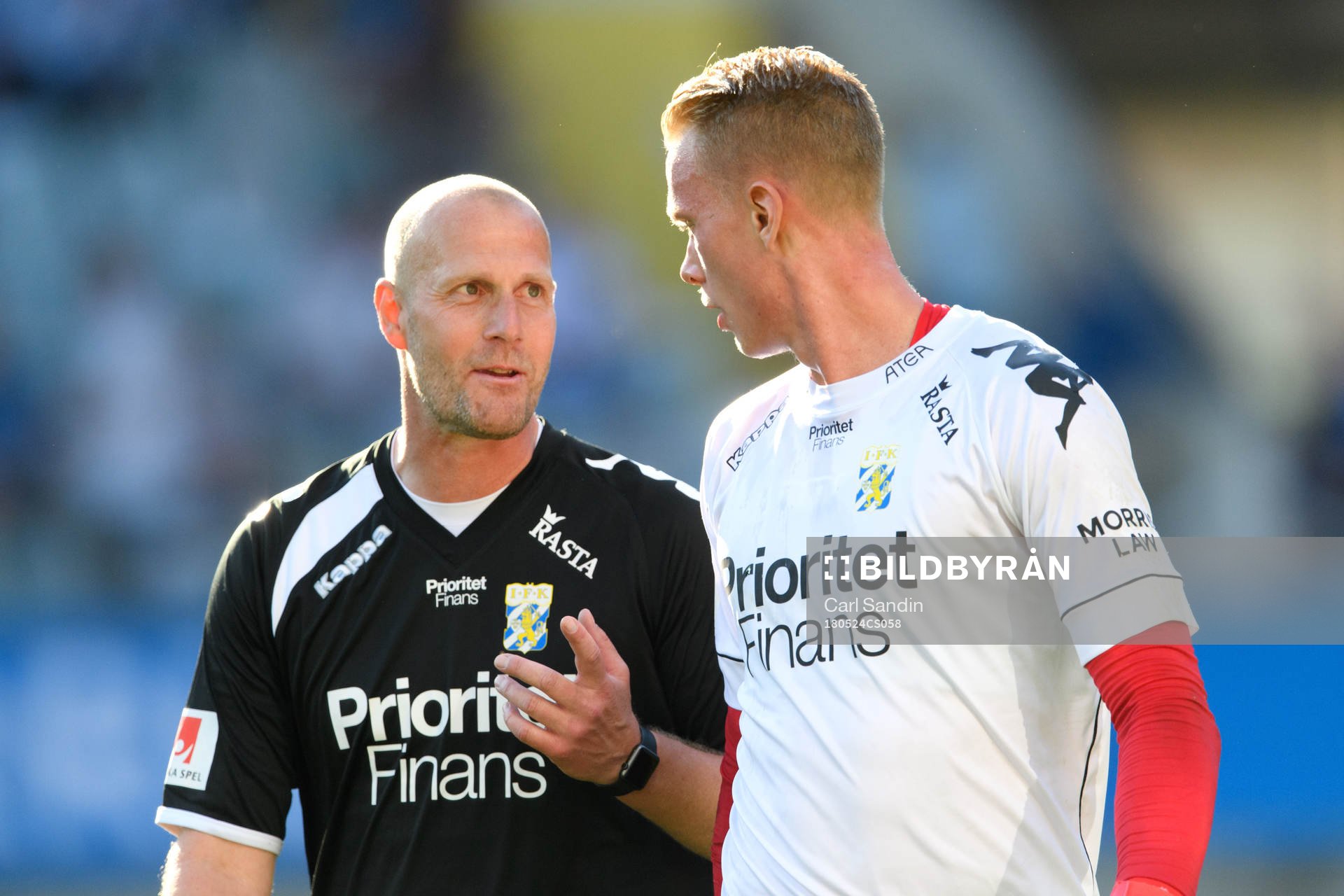 IFK Göteborgs målvaktstränare Stefan Remnér och målvakt Pontus Dahlberg innan fotbollsmatchen i Allsvenskan mellan IFK Göteborg och Djurgården den 24 maj 2018 i Göteborg.