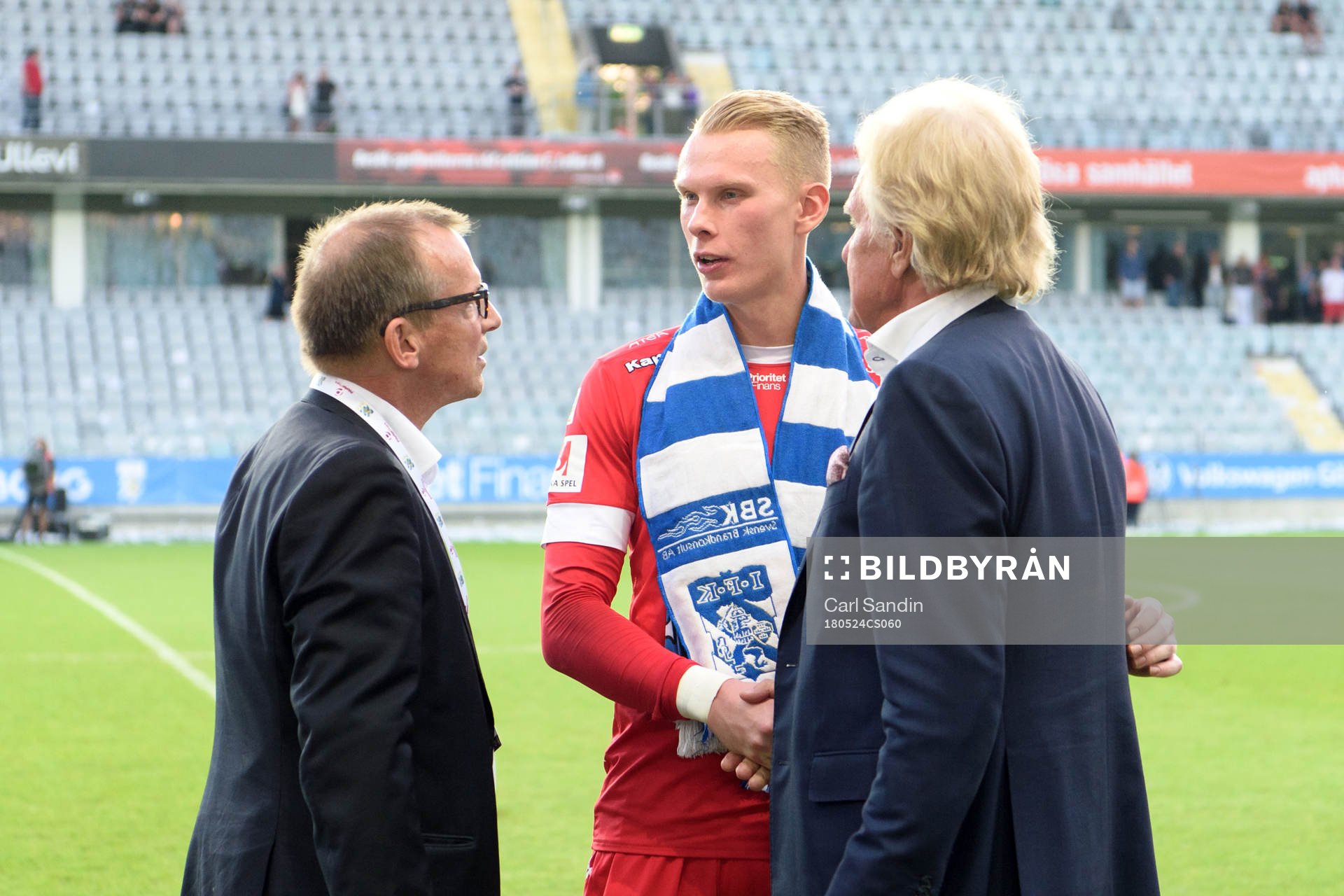 IFK Göteborgs målvakt Pontus Dahlberg hälsar på Prioritet Finans VD Nils Wiberg under fotbollsmatchen i Allsvenskan mellan IFK Göteborg och Djurgården den 24 maj 2018 i Göteborg.