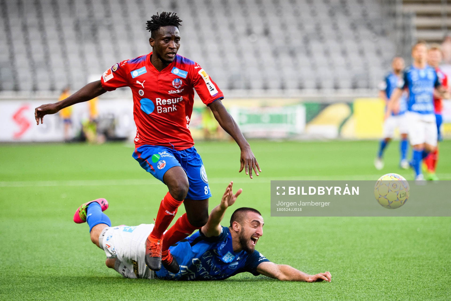 Helsingborgs Mamudu Moro och Norrbys Kardo Sarchel Aso Omar under fotbollsmatchen i Superettan mellan Norrby och Helsingborg den 24 maj 2018 i Borås.