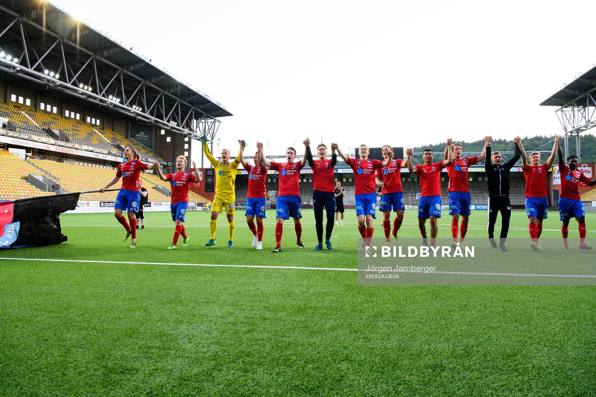Helsingborgs spelare tackar supportrarna efter fotbollsmatchen i Superettan mellan Norrby och Helsingborg den 24 maj 2018 i Borås.