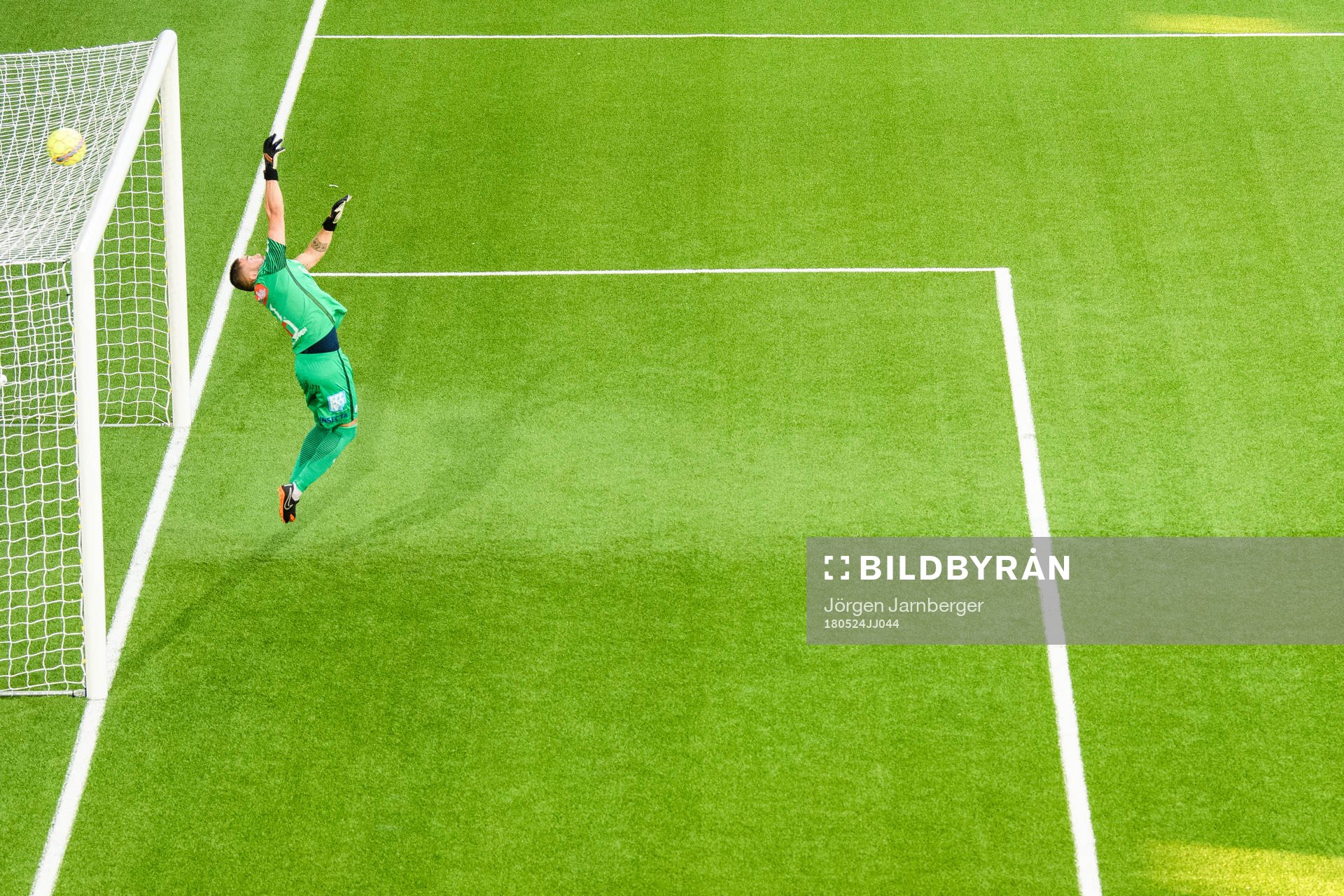 Norrbys målvakt Mergim Krasniqi tippar bollen över ribban