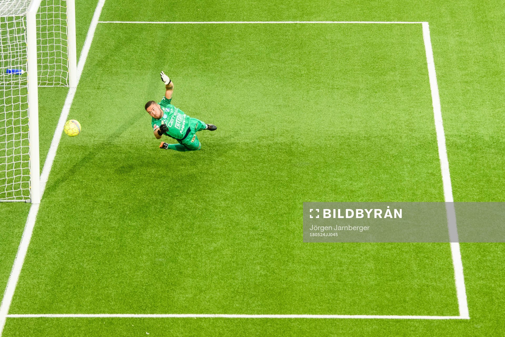 Norrbys målvakt Mergim Krasniqi styr bollen utanför