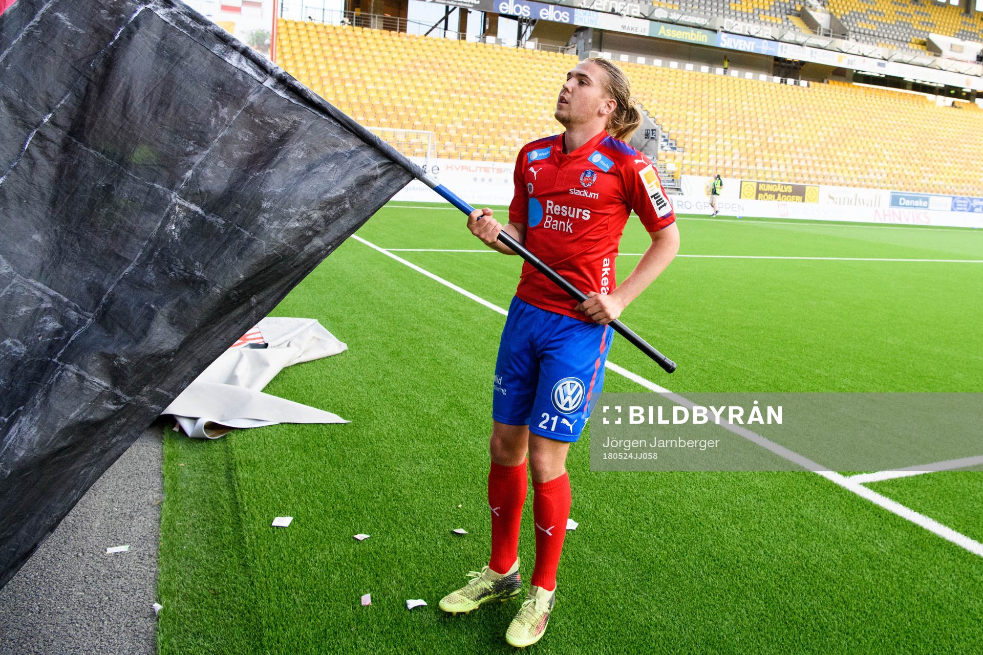 Helsingborgs Charlie Weberg får en fana av supportrarna