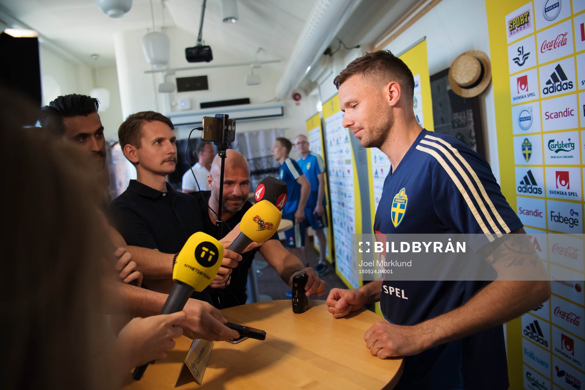 Marcus Berg intervjuas av media efter Sveriges fotbollslandslags träning den 24 maj 2018 i Stockholm.