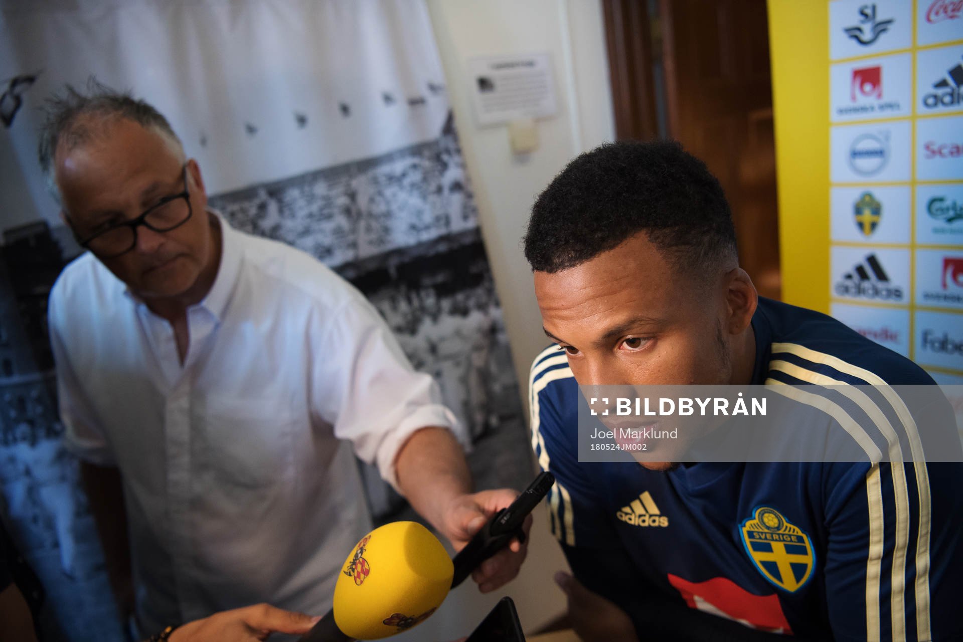 Martin Olsson intervjuas av media efter Sveriges fotbollslandslags träning den 24 maj 2018 i Stockholm.