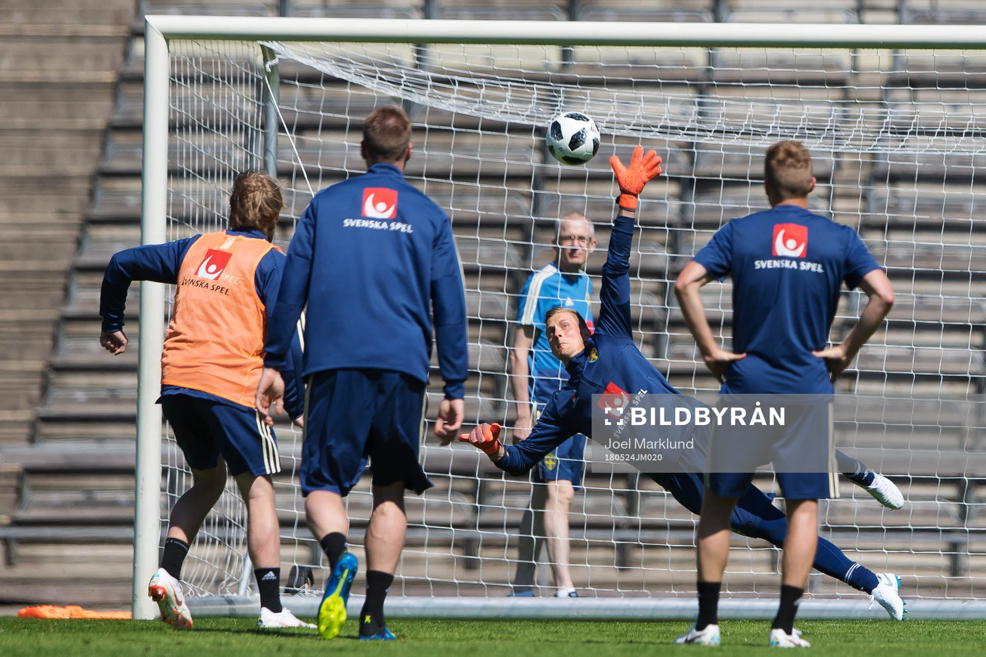 Emil Forsberg gör mål på straff bakom målvakten Karl-Johan Johnsson under Sveriges fotbollslandslags träning den 24 maj 2018 i Stockholm.