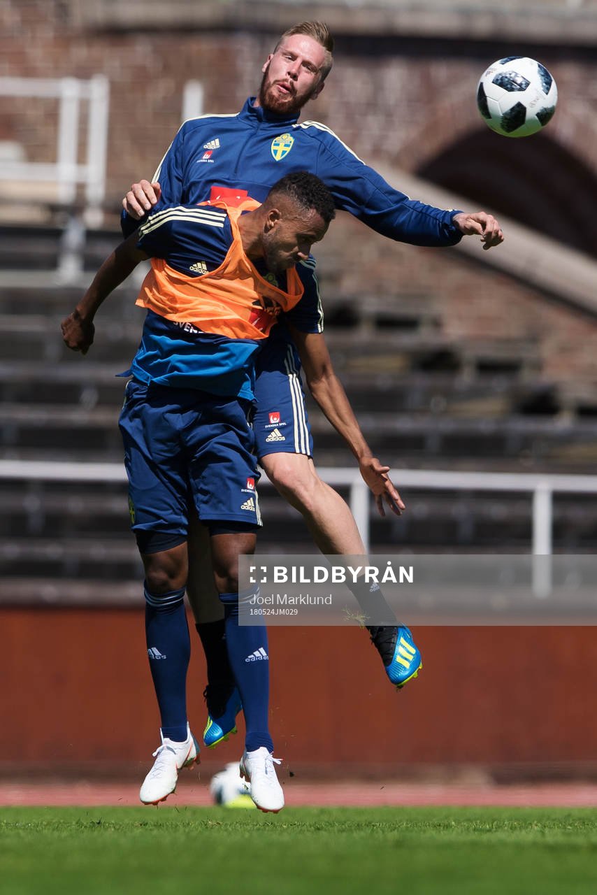 Isaac Kiese Thelin i en luftduell med Pontus Jansson