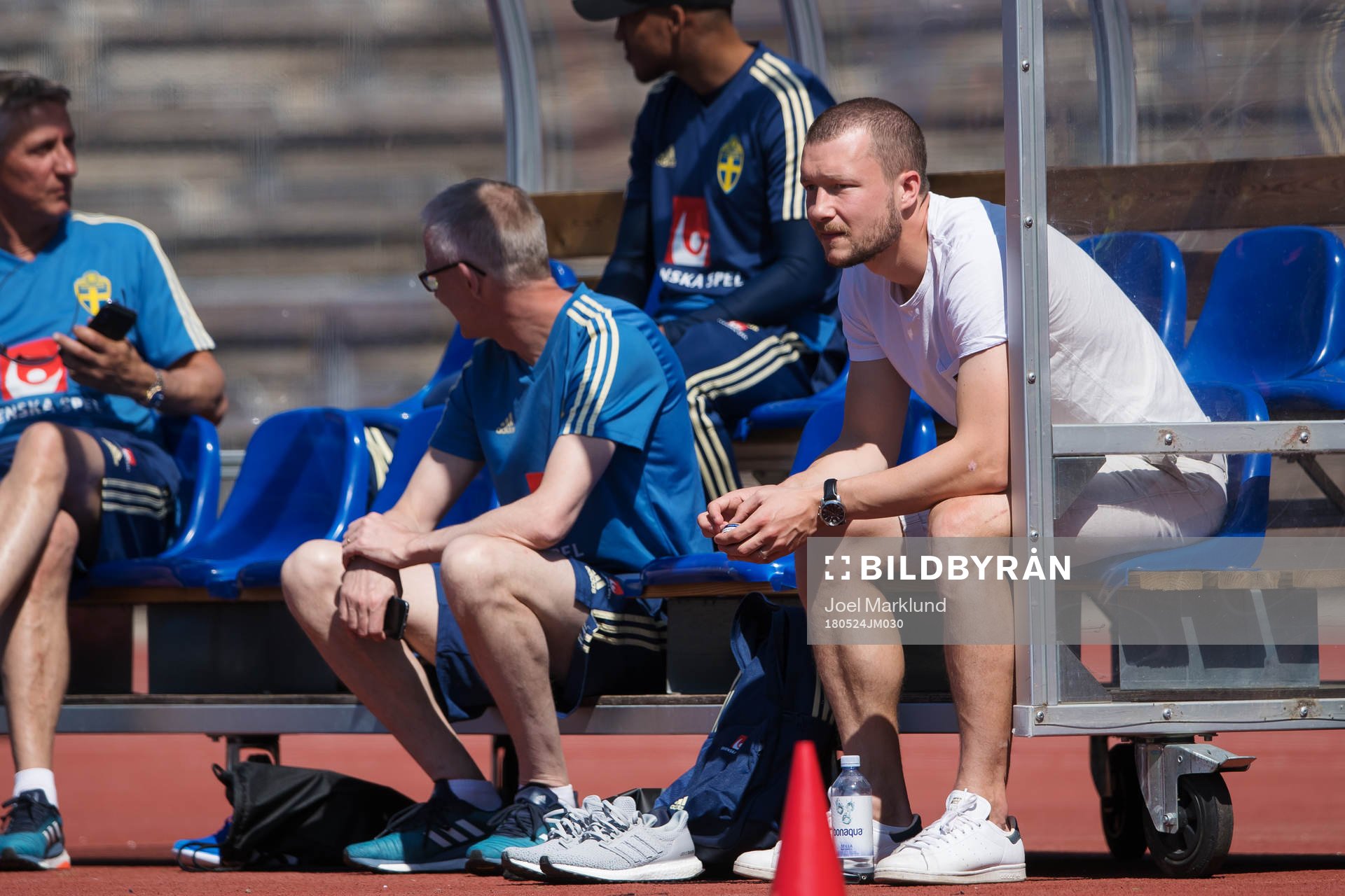 Jakob Johansson sitter tillsammans med ledare och Martin Olsson och kollar på Sveriges fotbollslandslags träning den 24 maj 2018 i Stockholm.