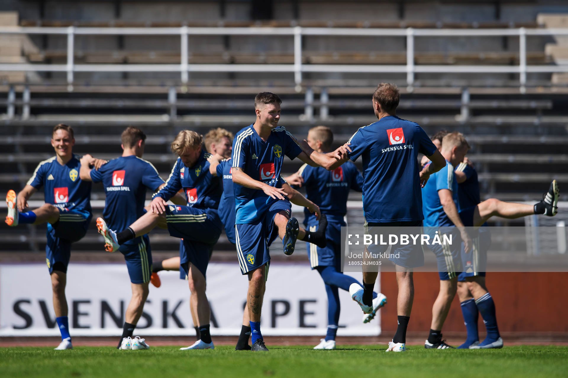 Mikael Lustig och Andreas Granqvist under Sveriges fotbollslandslags träning den 24 maj 2018 i Stockholm.