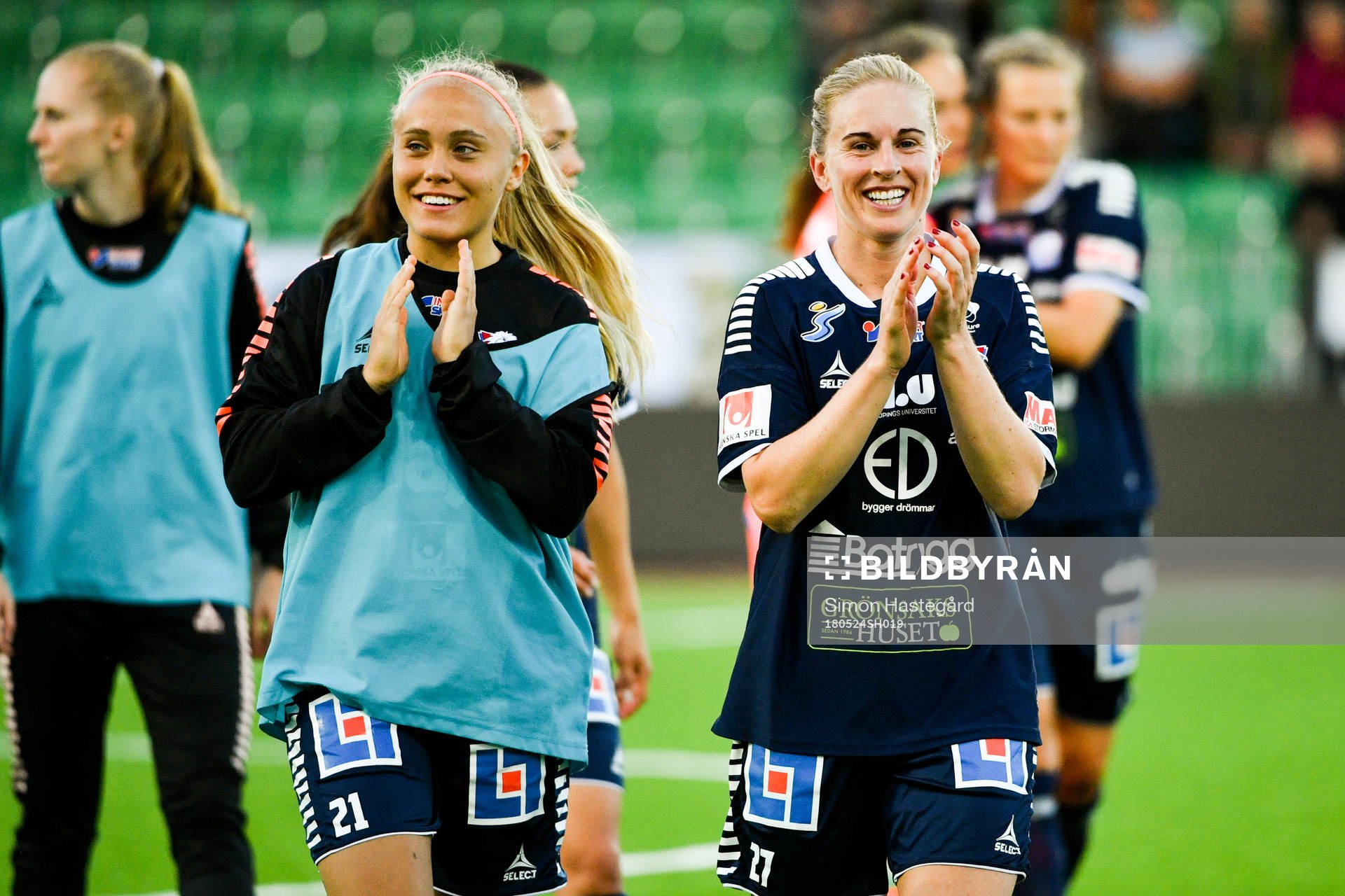 Linköpings Alva Selerud och Natasha Dowie jublar efter fotbollsmatchen i damallsvenskan mellan Hammarby och Linköping den 24 maj 2018 i Stockholm.