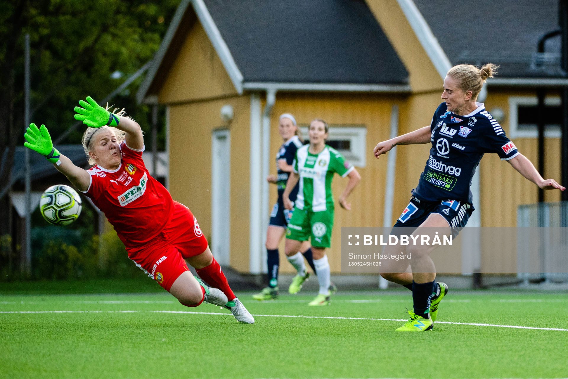 Linköpings Natasha Dowie gör 1-2 bakom Hammarbys målvakt